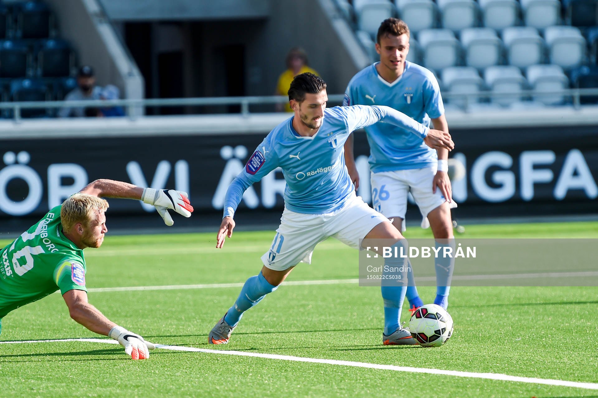 Malmö FFs Agon Mehmeti oroar framför Häckens målvakt