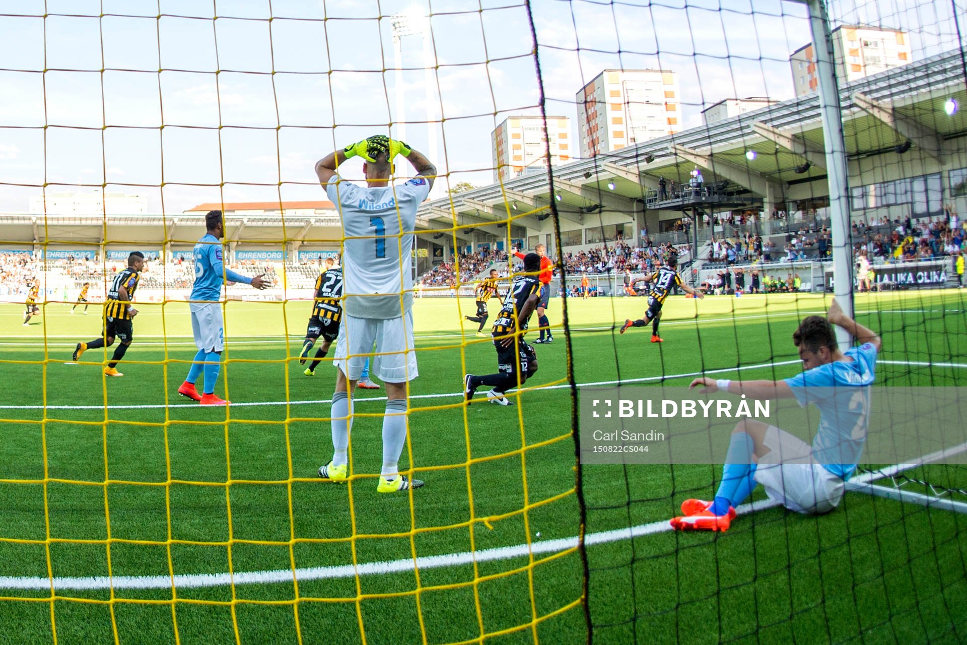 Malmö FFs målvakt Johan Wiland deppar