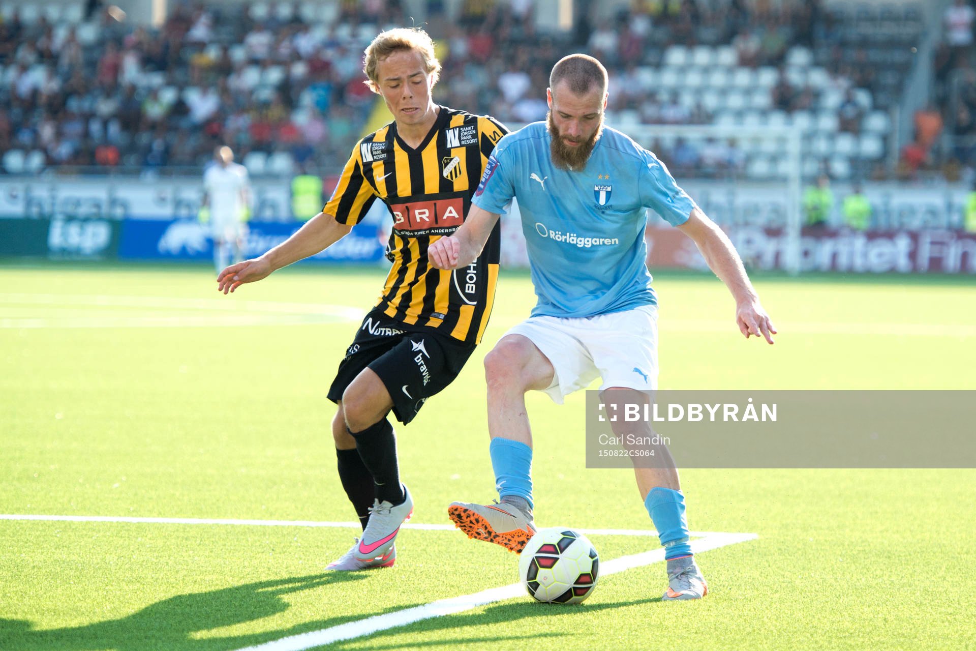 Närkamp mellan Häckens Adam Andersson och Malmö FFs Jo Inge Berget under fotbollsmatchen i Allsvenskan mellan Häcken och Malmö FF den 22 augusti 2015 i Göteborg.