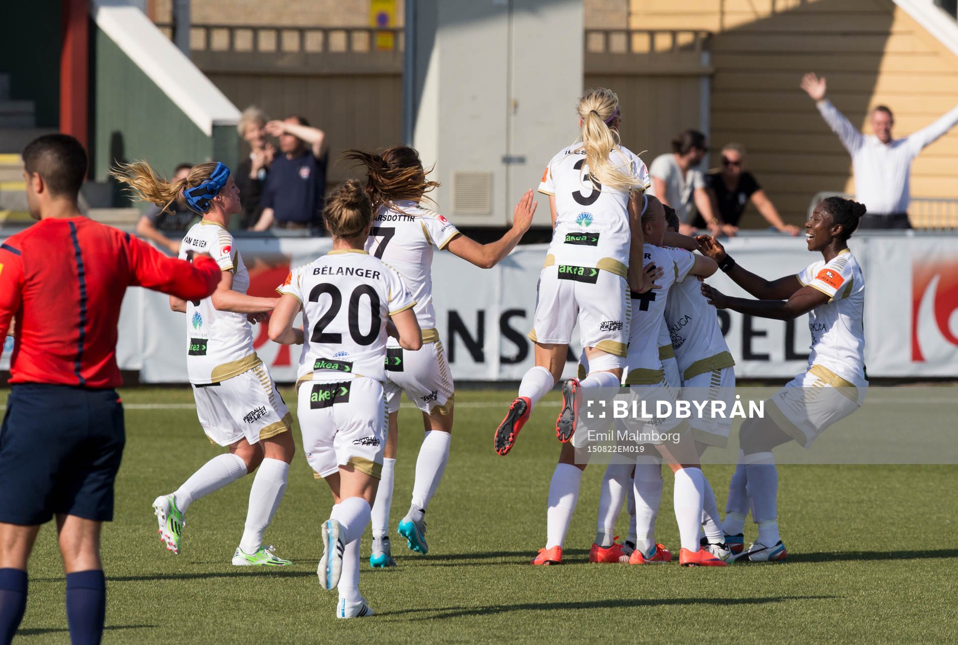 Rosengårds spelare jublar efter 2-1 genom Marta Vieira da Silva under fotbollsmatchen i damallsvenskan mellan FC Rosengård och Mallbacken den 22 augusti 2015 i Malmö.