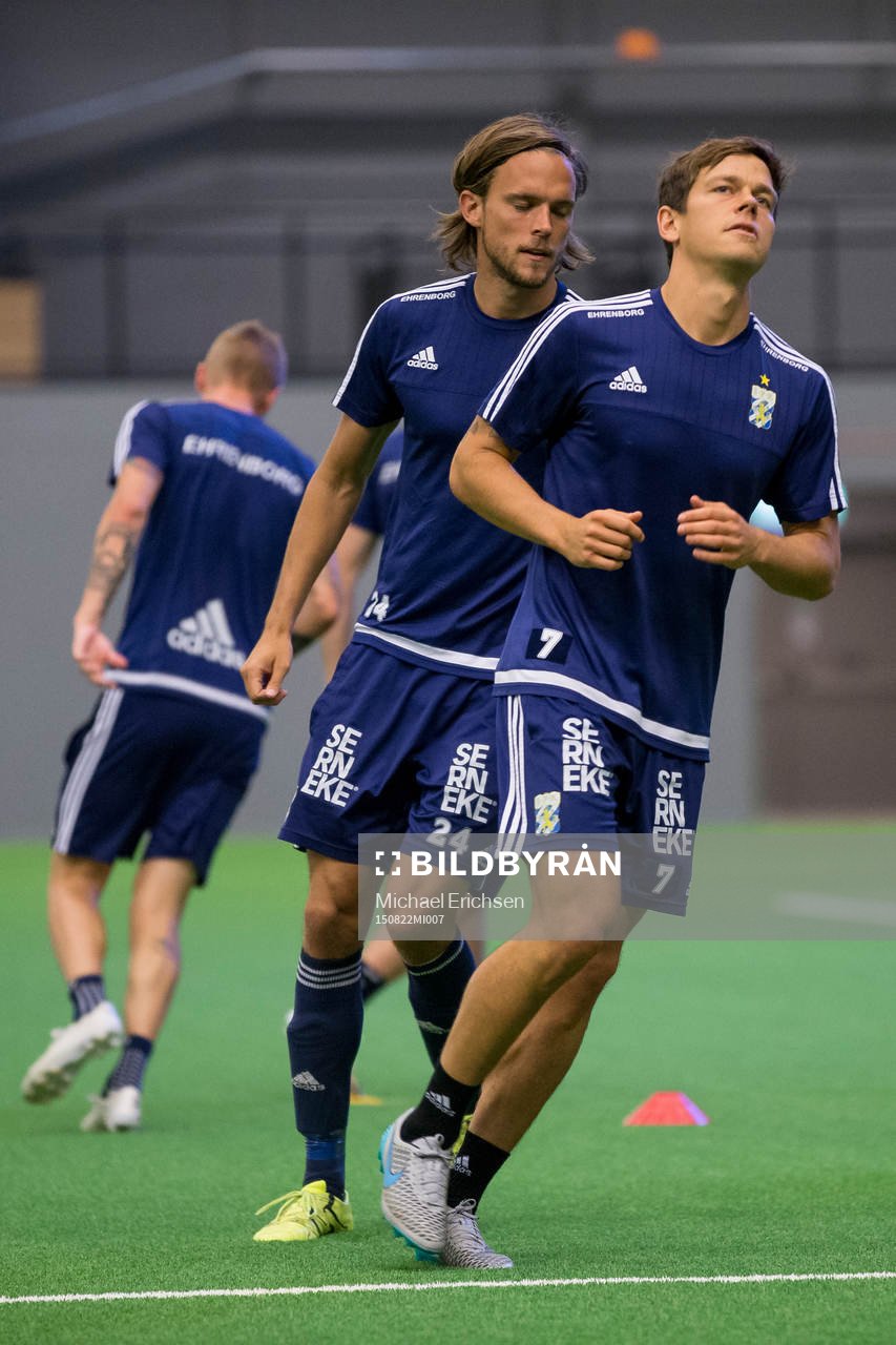 IFK Göteborgs Tom Pettersson och Mads Albaek, i bakgrunden