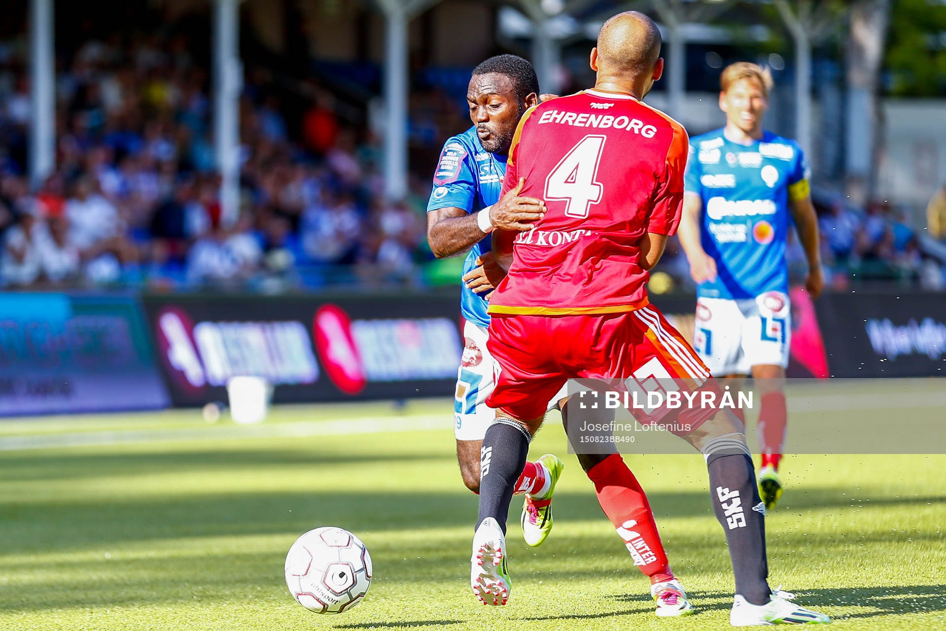 Åtvidabergs John Owoeri försöker ta sig förbi IFK