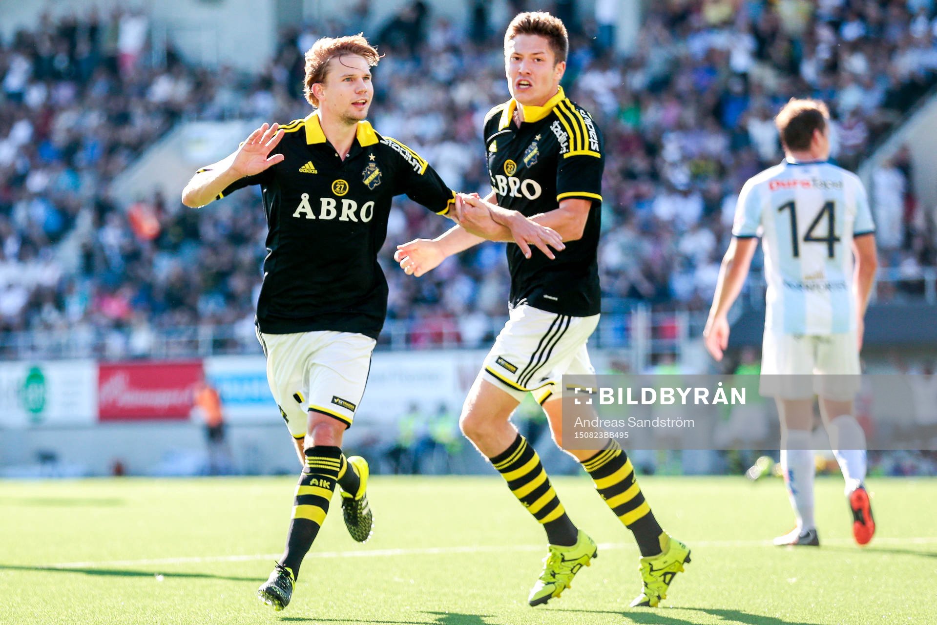s Johan Blomberg, tv, firar sitt 2-1 mål