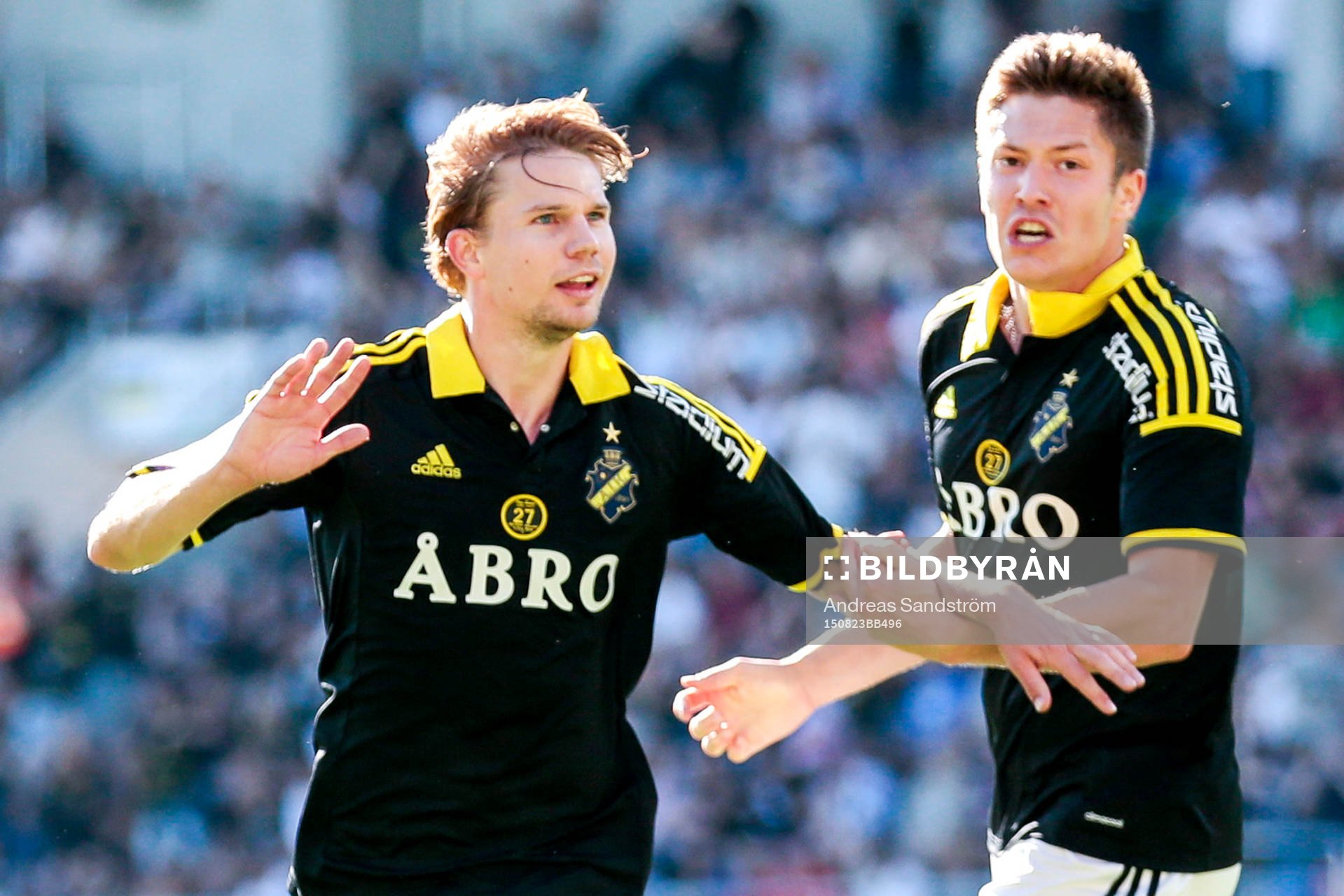s Johan Blomberg, tv, firar sitt 2-1 mål