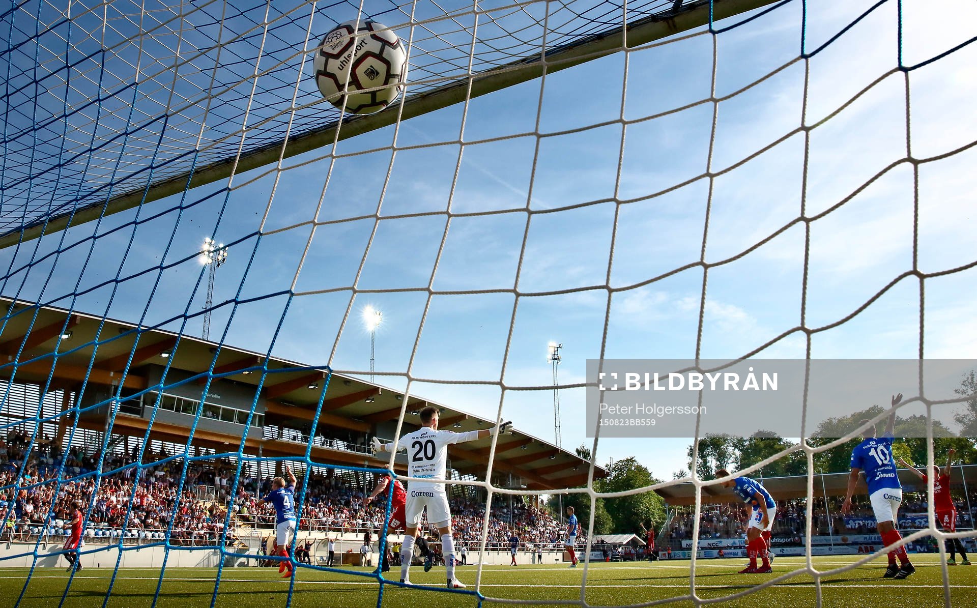 Åtvidabergs målvakt Gustav Jansson reagerar
