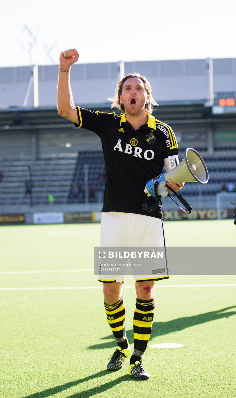 s Nils-Eric Johansson firar och sjunger med de tillresta