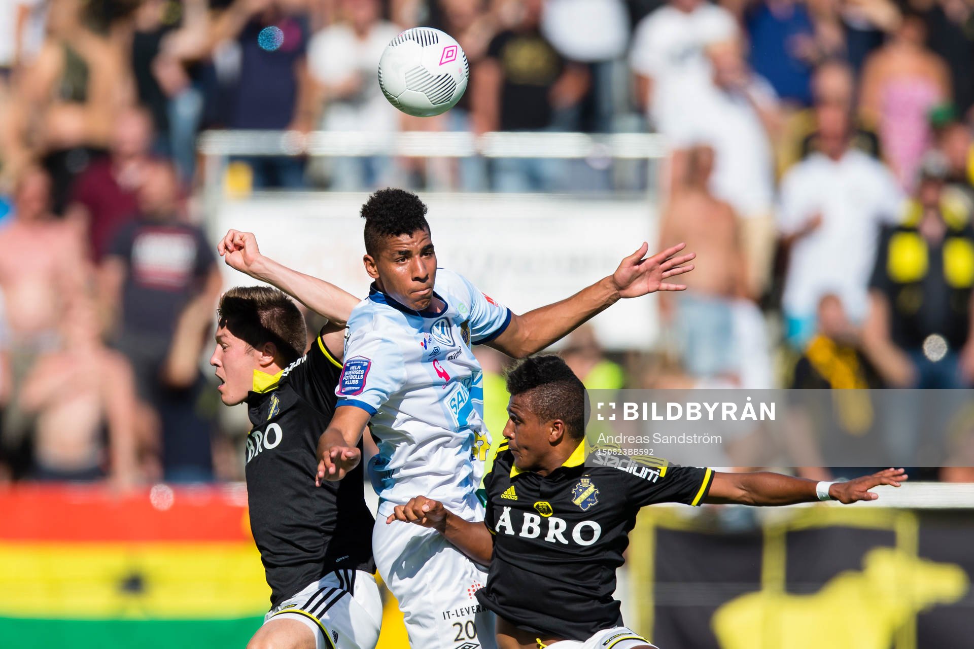 Gefles Emil Bellander i kamp om bollen med AIK:s Haukur Hauksson (v) och Niclas Eliasson (h) under fotbollsmatchen i Allsvenskan mellan Gefle och AIK den 23 Augusti 2015 i Gävle.