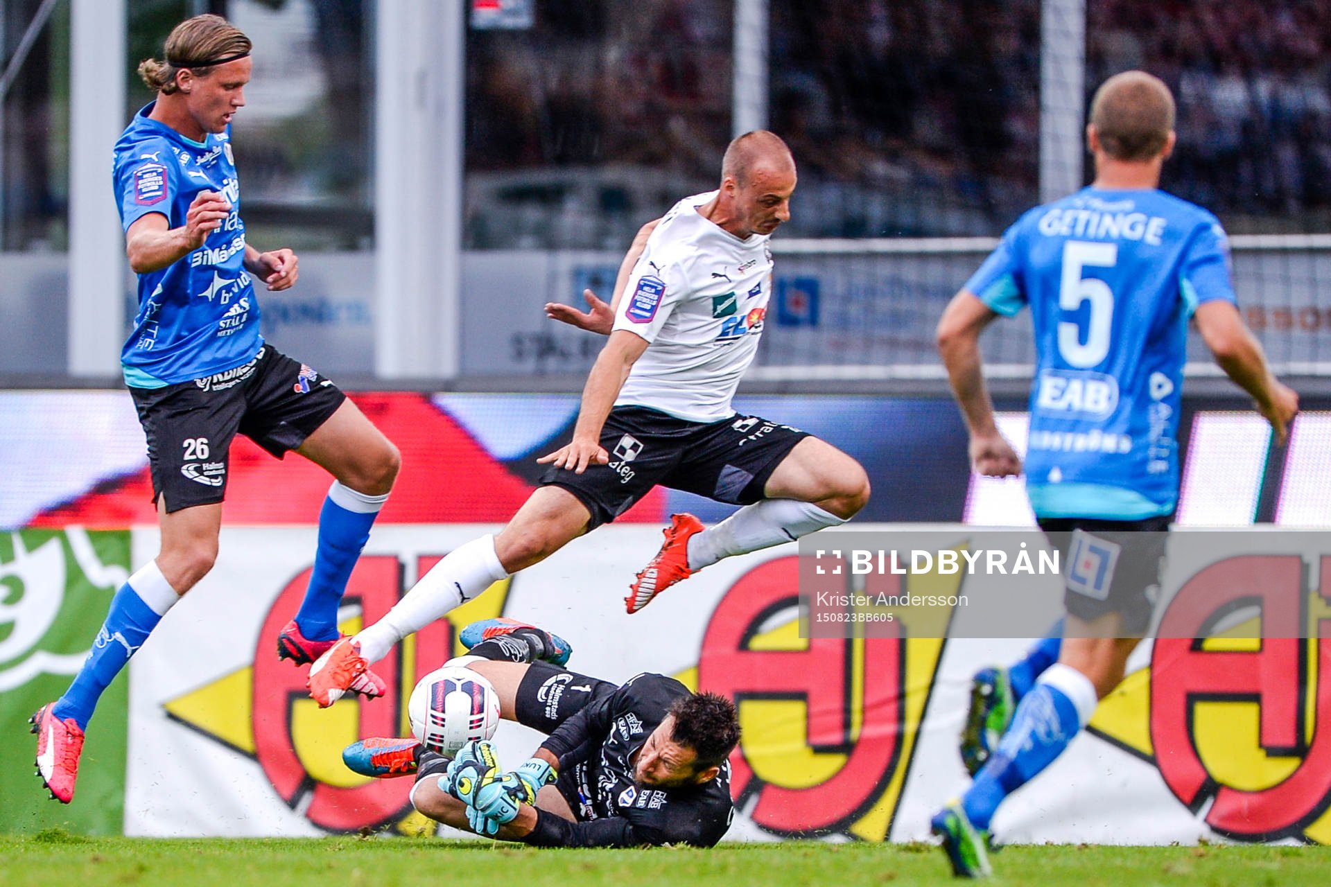 Halmstads målvakt Stojan Lukic räddar målchans från