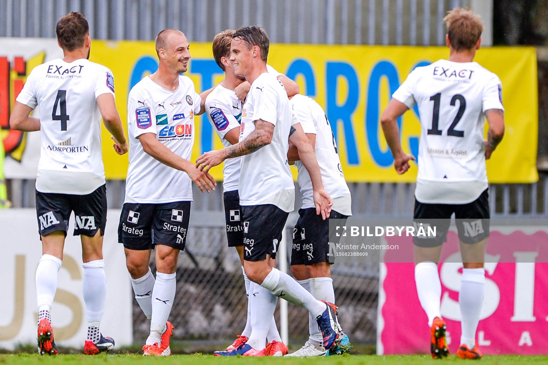 Örebros spelare firar 0-1 av Martin Broberg