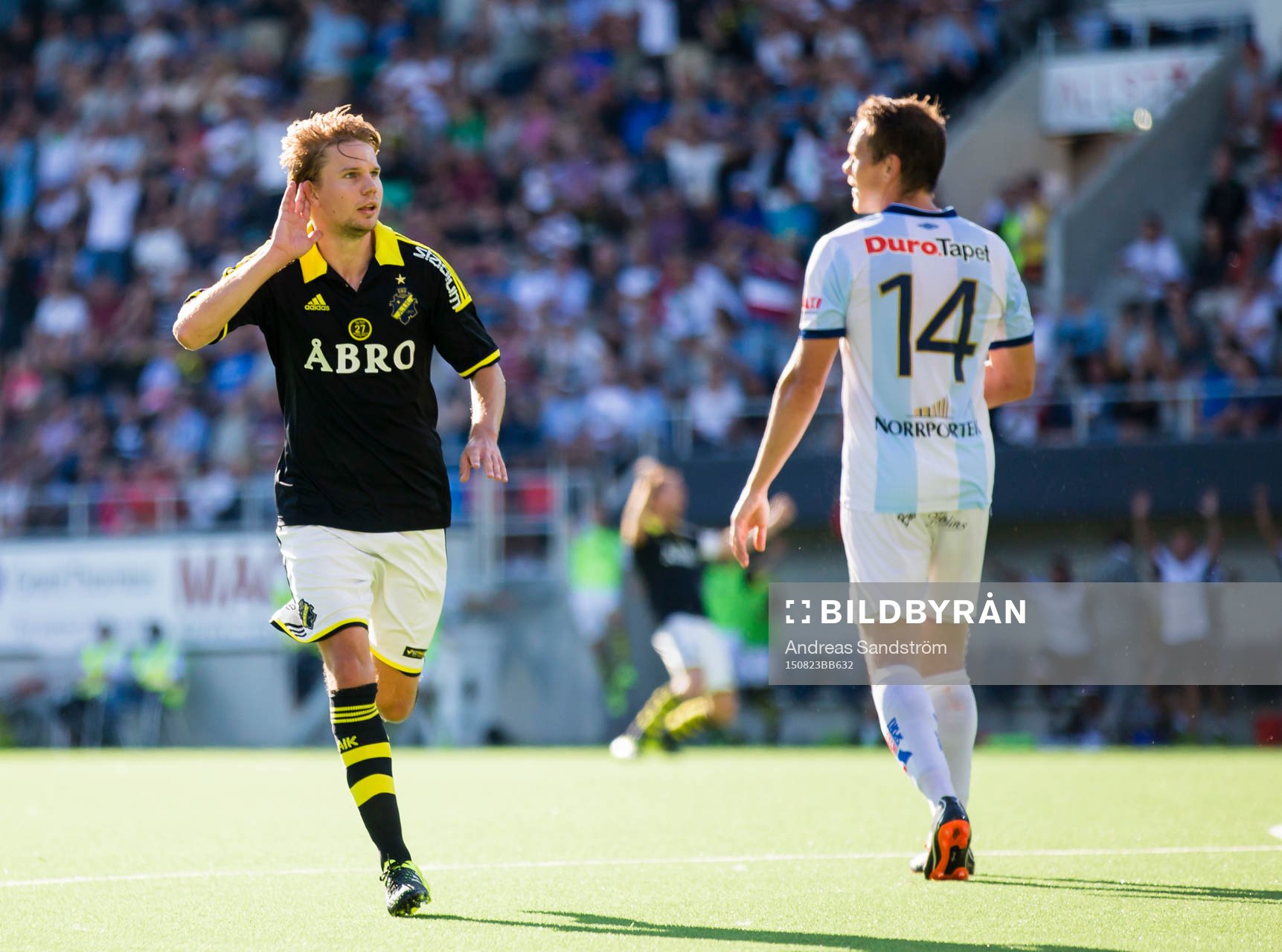 s Johan Blomberg firar sitt och AIK:s 1-2