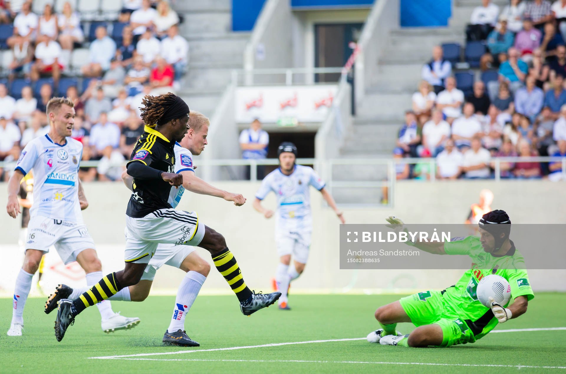 Gefles målvakt Emil Hedvall med en räddning på ett skott