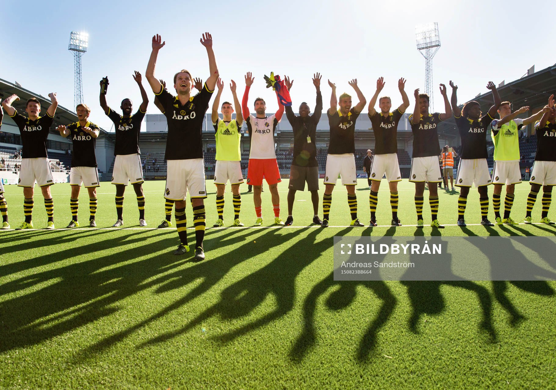 AIK:s spelare med Johan Blomberg längst fram firar segern med supportrarna efter fotbollsmatchen i Allsvenskan mellan Gefle och AIK den 23 Augusti 2015 i Gävle.