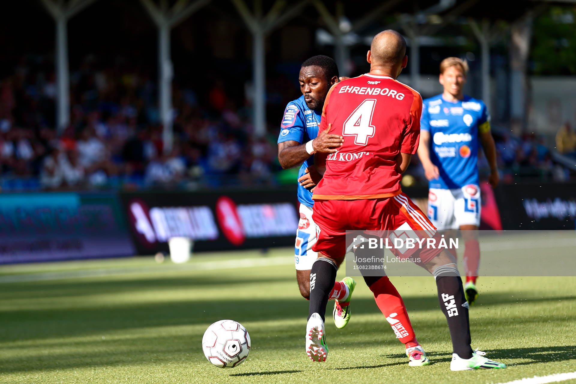 Åtvidabergs John Owoeri försöker ta sig förbi IFK