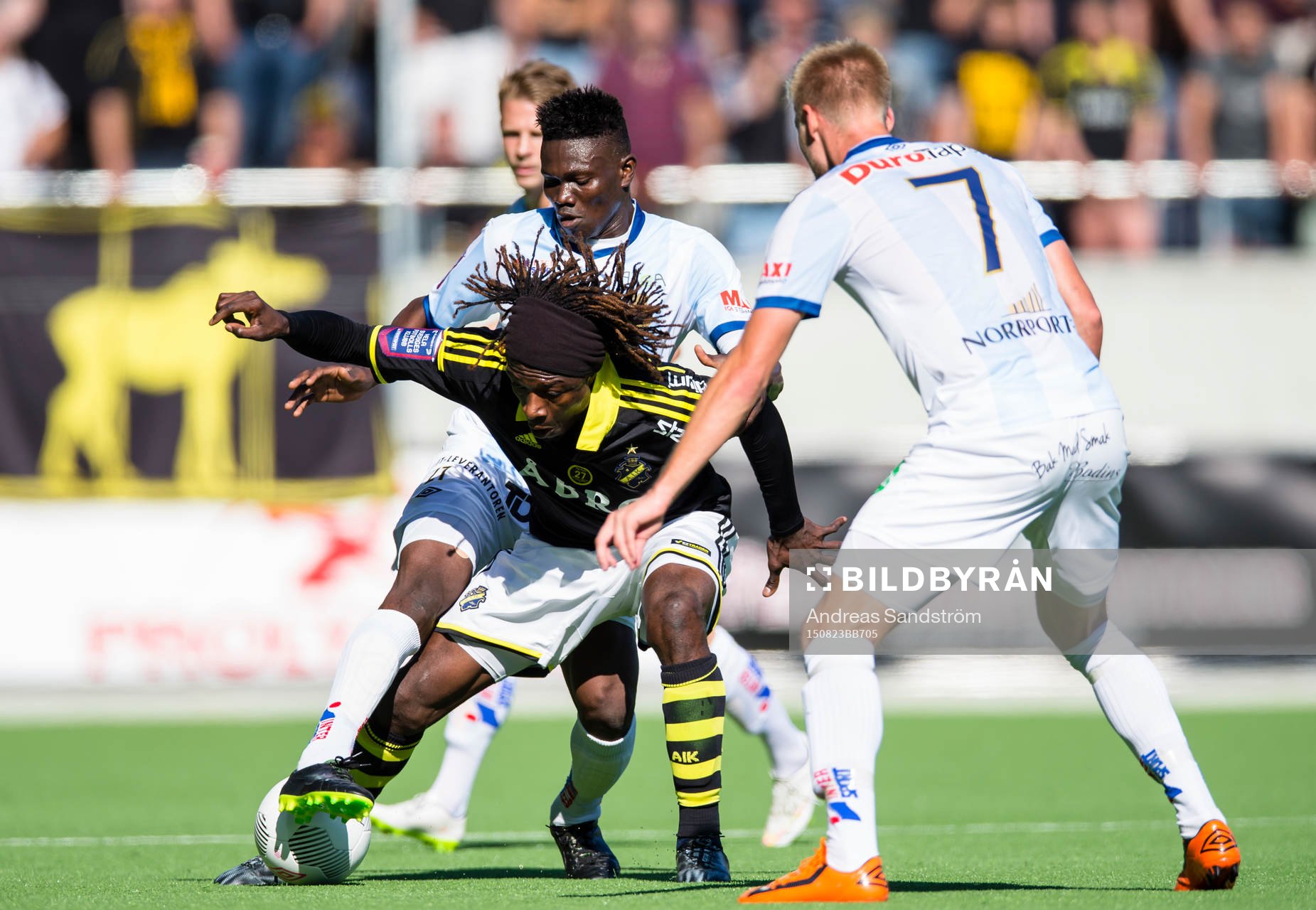 s Mohamed Bangura i kamp om bollen med Gefles Kvame Bonsu