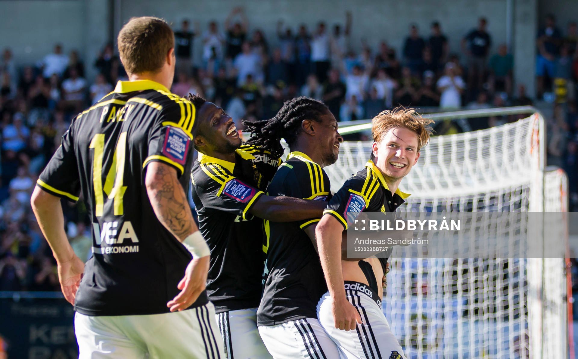 AIK:s Johan Blomberg lyfts upp av Dickson Etuhu efter att ha gjort 1-2 under fotbollsmatchen i Allsvenskan mellan Gefle och AIK den 23 Augusti 2015 i Gävle.
