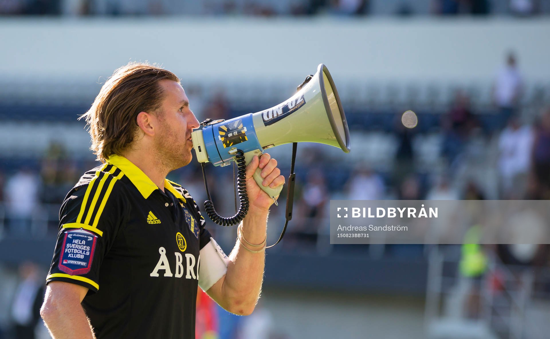 AIK:s Nils-Eric Johansson med en megafon i handen firar med supportrarna efter fotbollsmatchen i Allsvenskan mellan Gefle och AIK den 23 Augusti 2015 i Gävle.