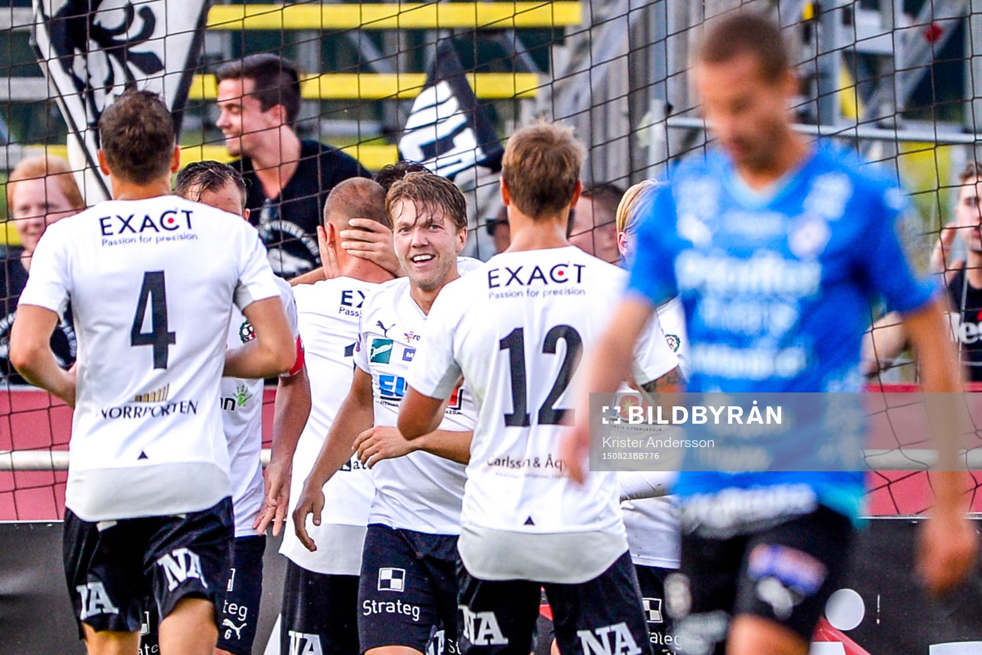 Örebros spelare firar 1-2 målet av Pär Eriksson