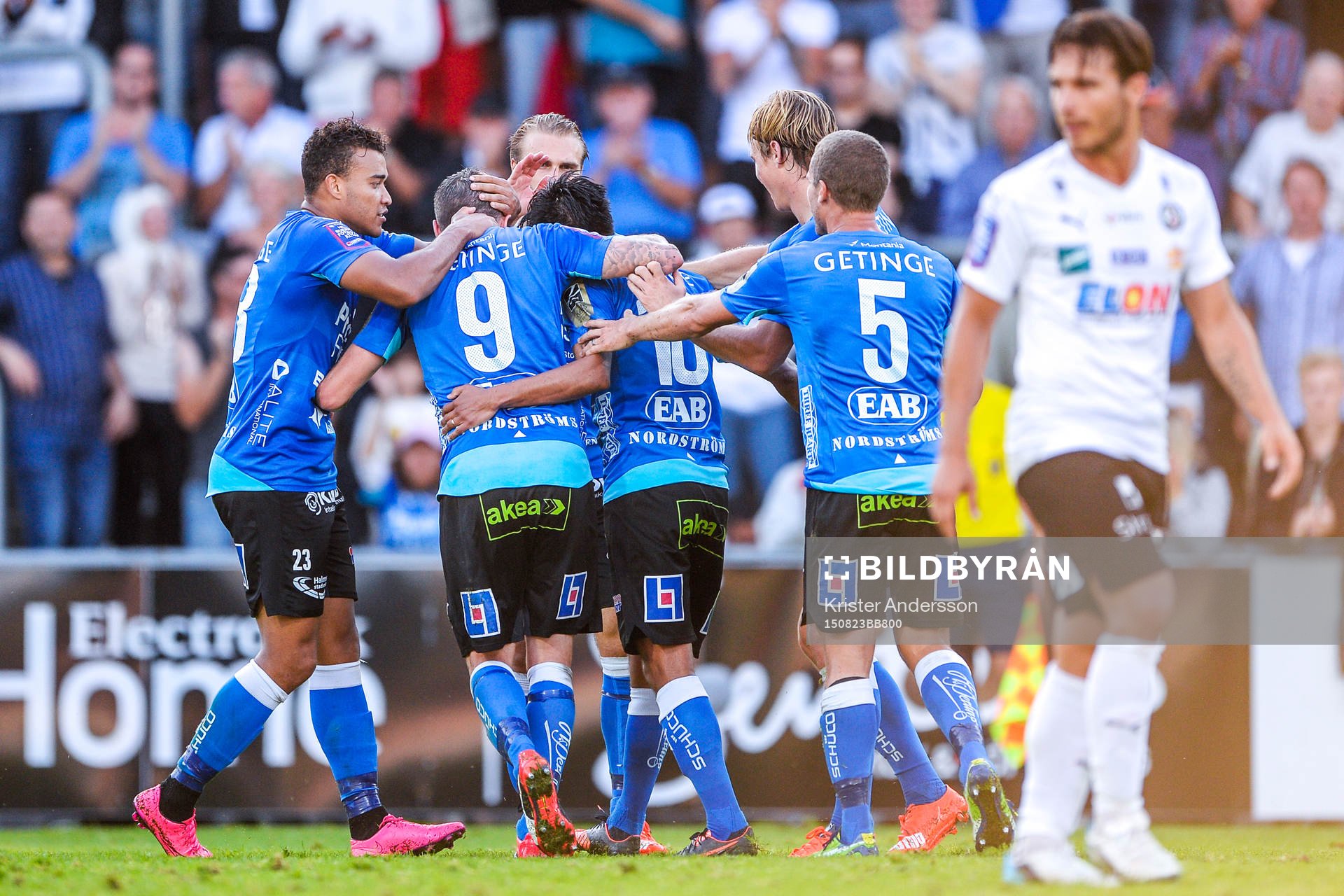 Halmstads spelare firar 2-2 målet av Antonio Rojas