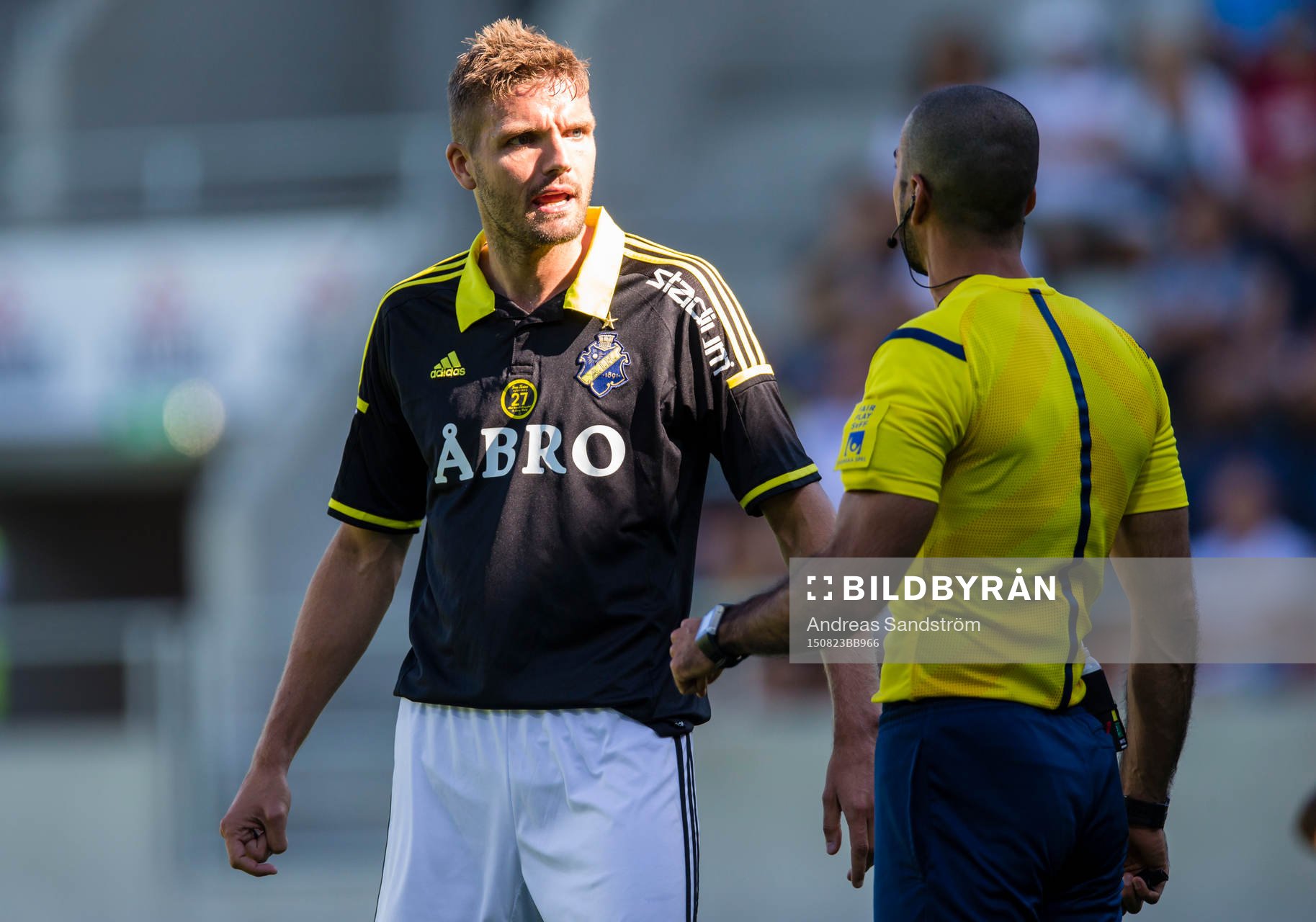 s Jos Hooiveld diskuterar med domare Mohammed Al-Hakim