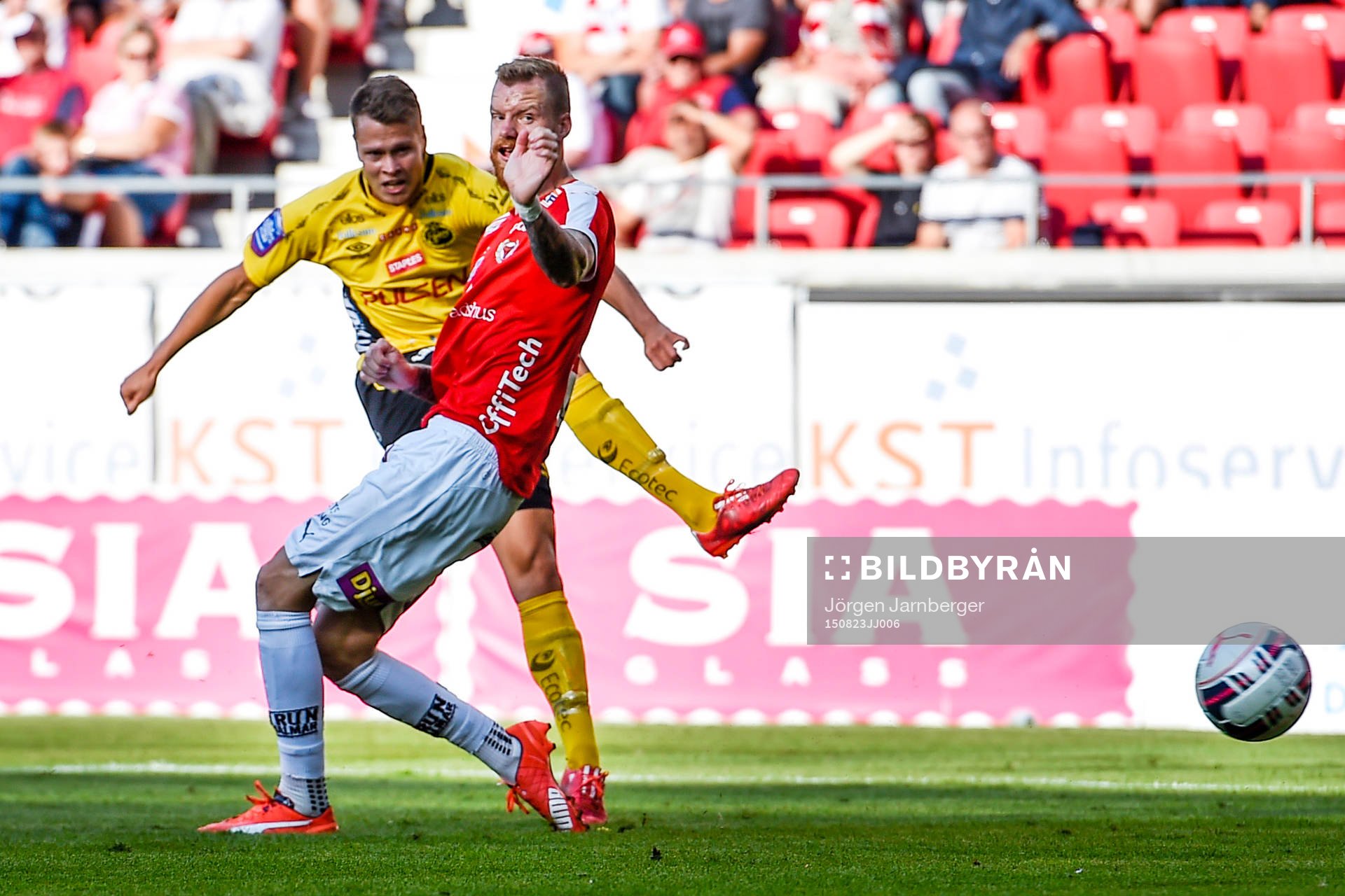 Elfsborgs Viktor Claesson provar skott förbi Kalmars