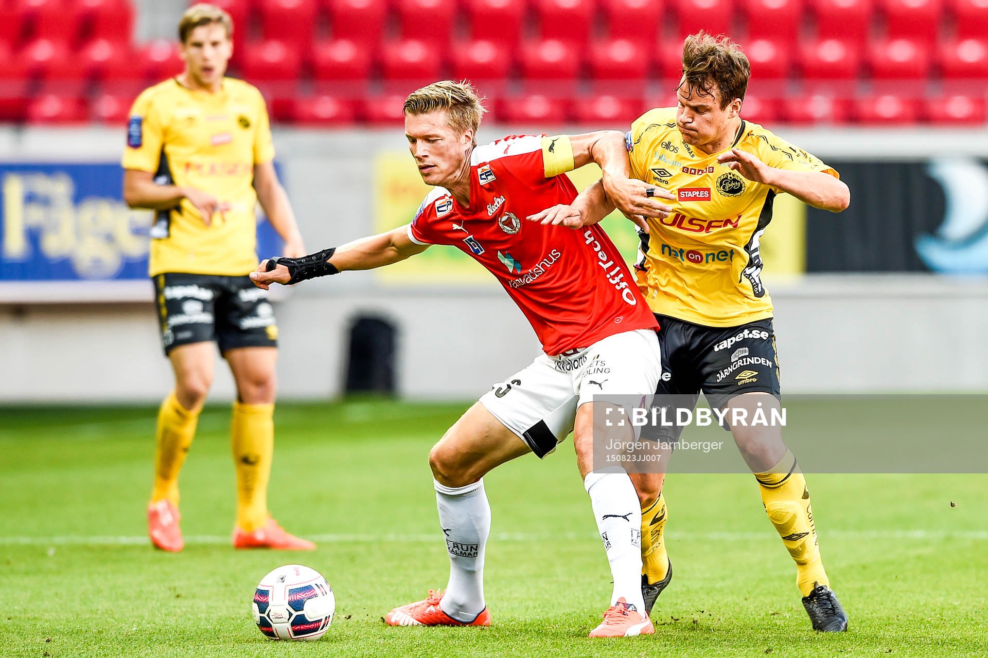 Kalmars Viktor Elm och Elfsborgs Henning Hauger i en kamp
