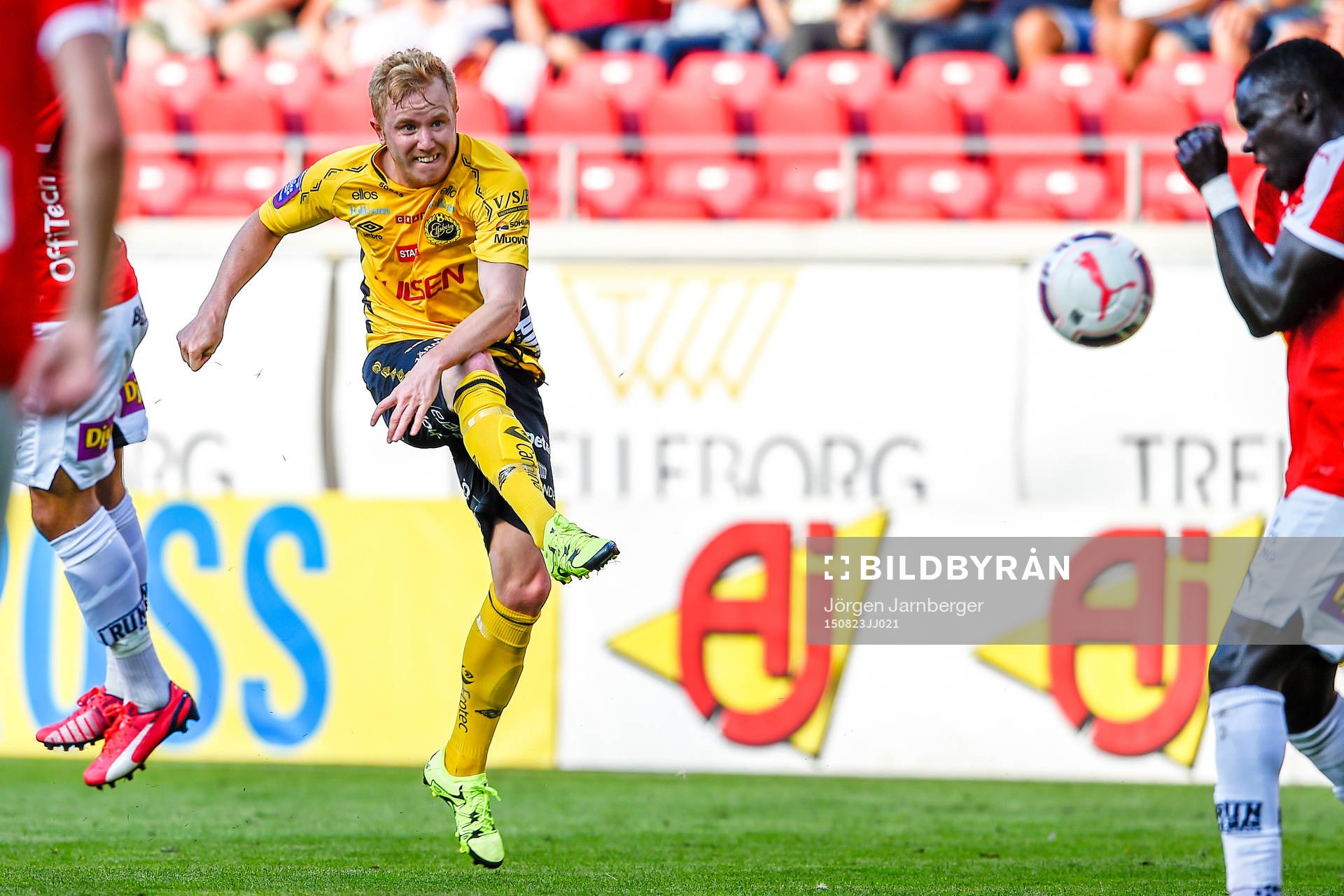 Elfsborgs Simon Lundevall provar skott på mål