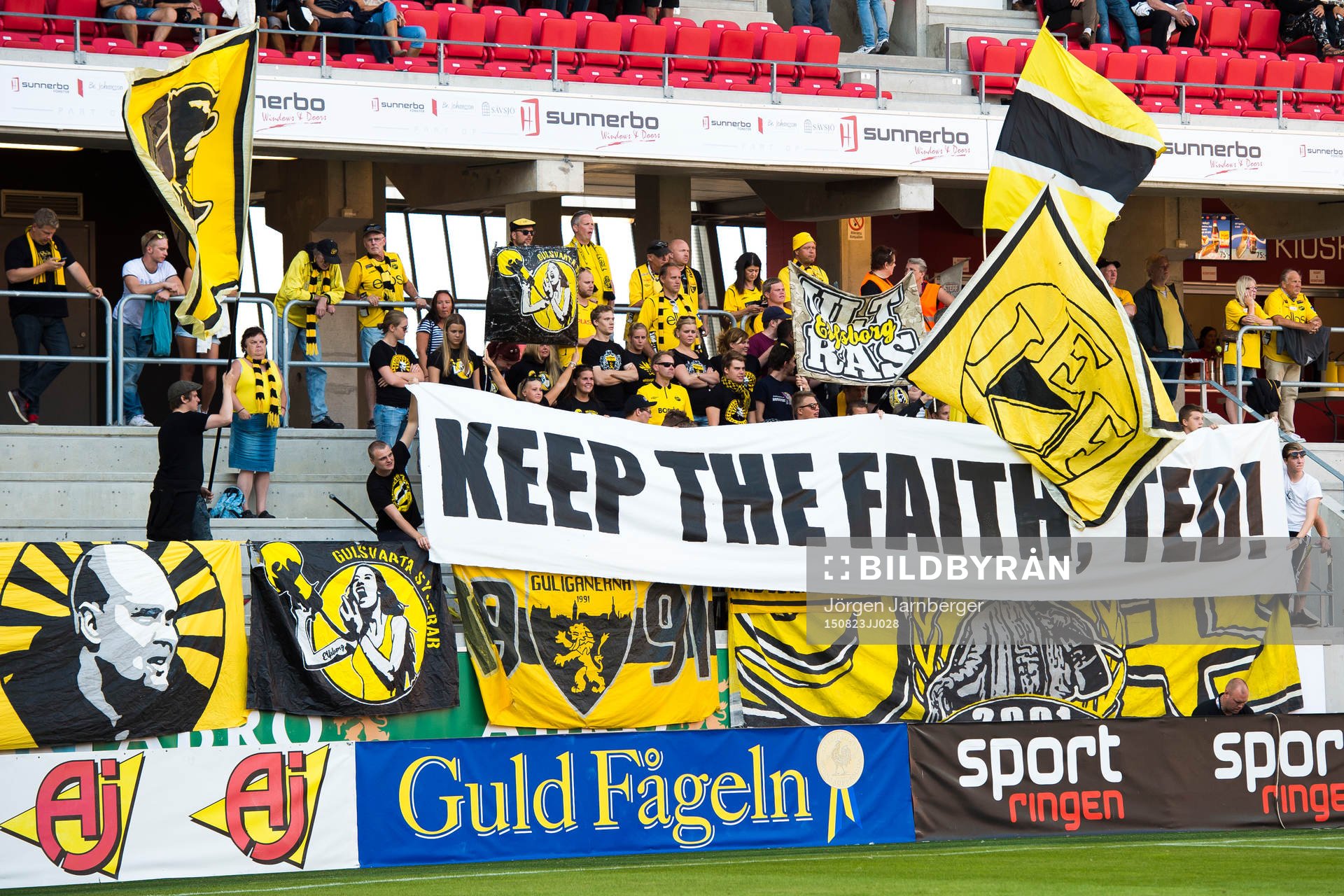 Elfsborgs supportrar med banderollen Keep the faith, Ted