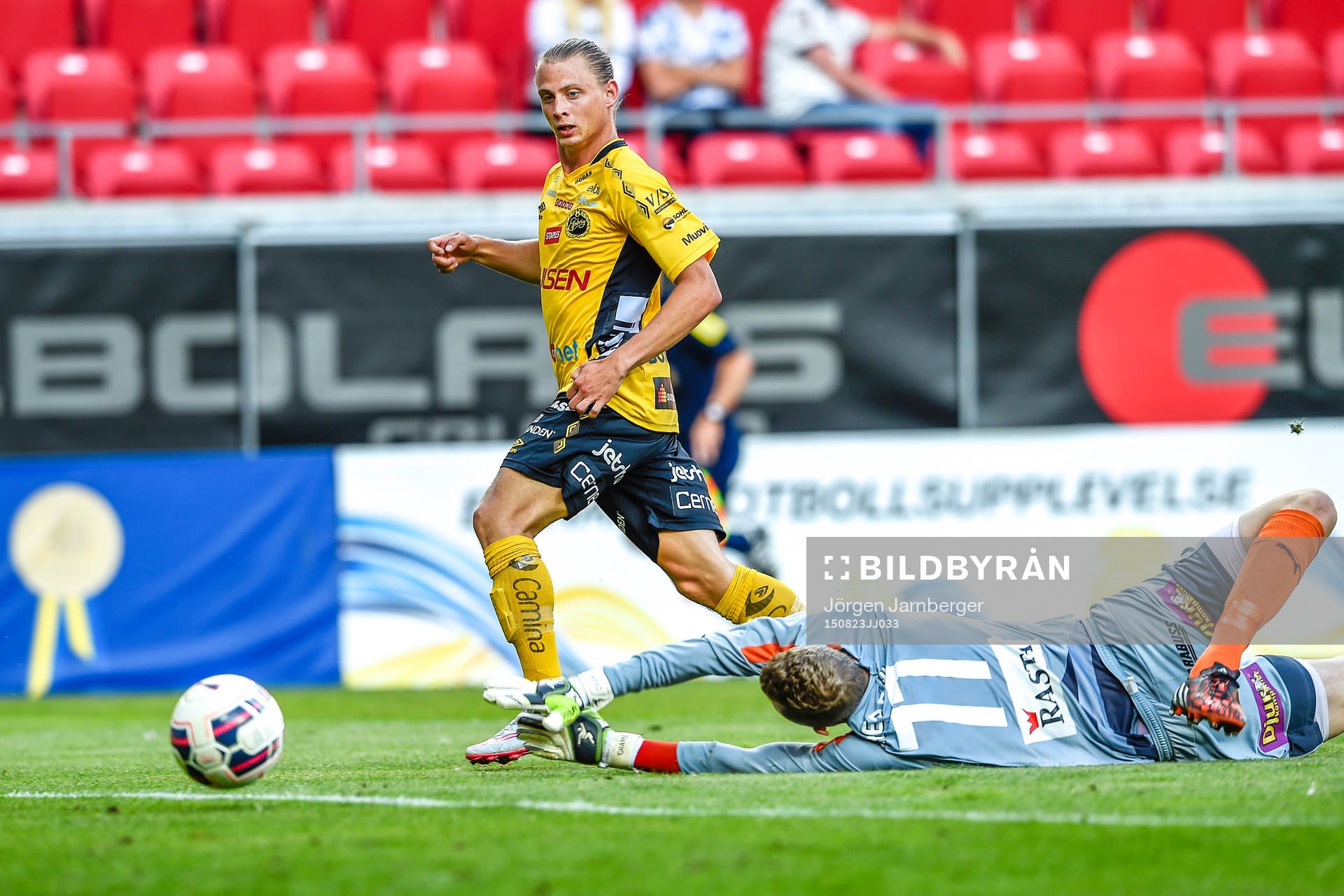 Elfsborgs Simon Hedlund gör 1-0 bakom Kalmars målvakt