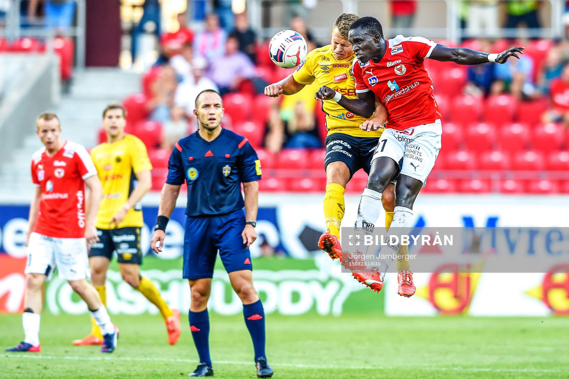 Elfsborgs Viktor Claesson och Kalmars Papa Alioune Diouf i