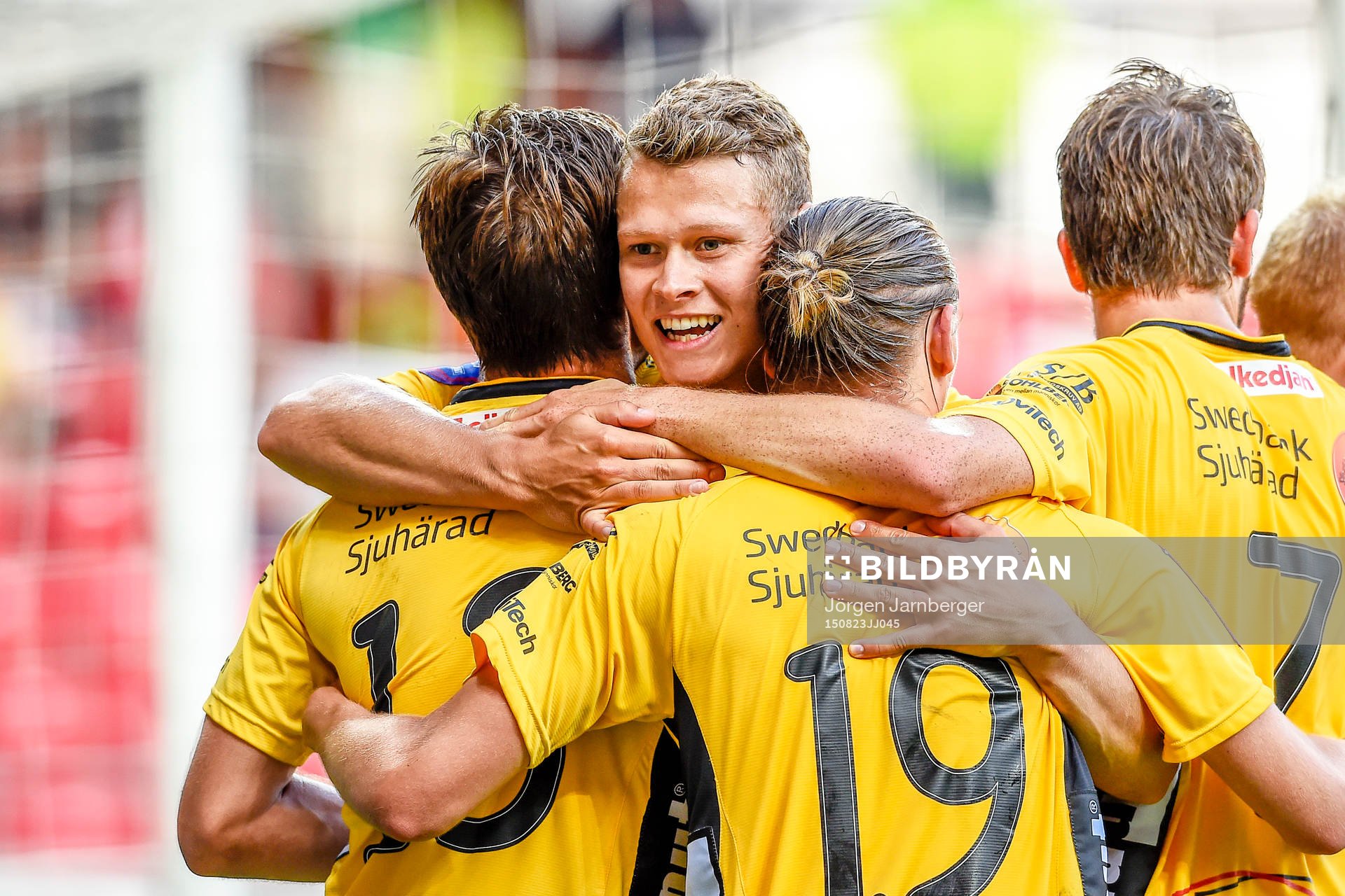 Elfsborgs Viktor Claesson firar 0-2 målet av Arber Zeneli under en fotbollsmatch i Allsvenskan mellan Kalmar och Elfsborg den 23 augusti 2015 i Kalmar.