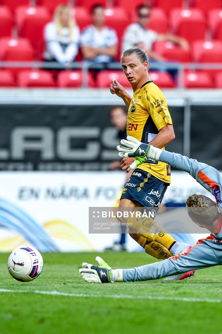 Elfsborgs Simon Hedlund gör 0-1 bakom Kalmars målvakt