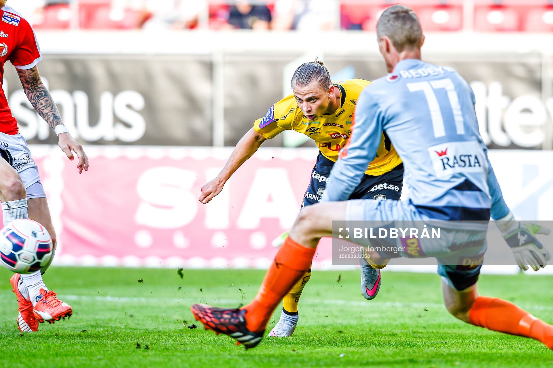 Elfsborgs Simon Hedlund missar målchans