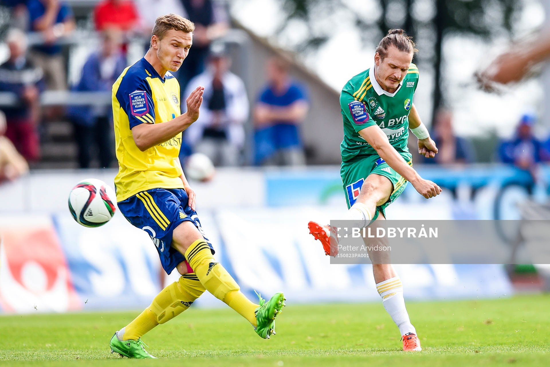 Ljungskiles Jonas Lindberg provar skott förbi Ängelholms Piotr Johansson under fotbollsmatchen i Superettan mellan Ängelholm och Ljungskile den 23 augusti 2015 i Ängelholm.