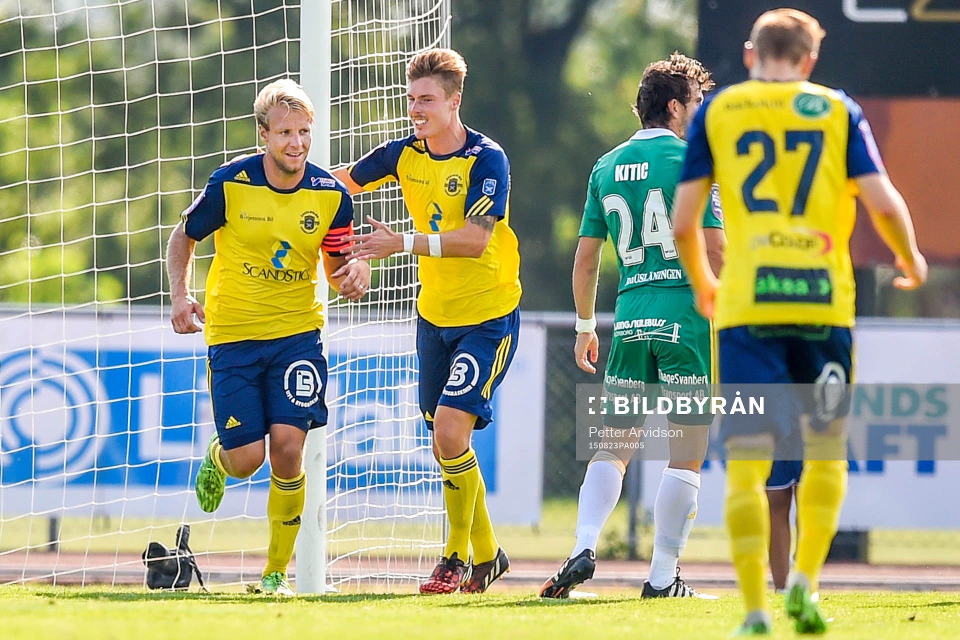 Ängelholms Fredrik Karlsson firar 2-0 målet med Marcus