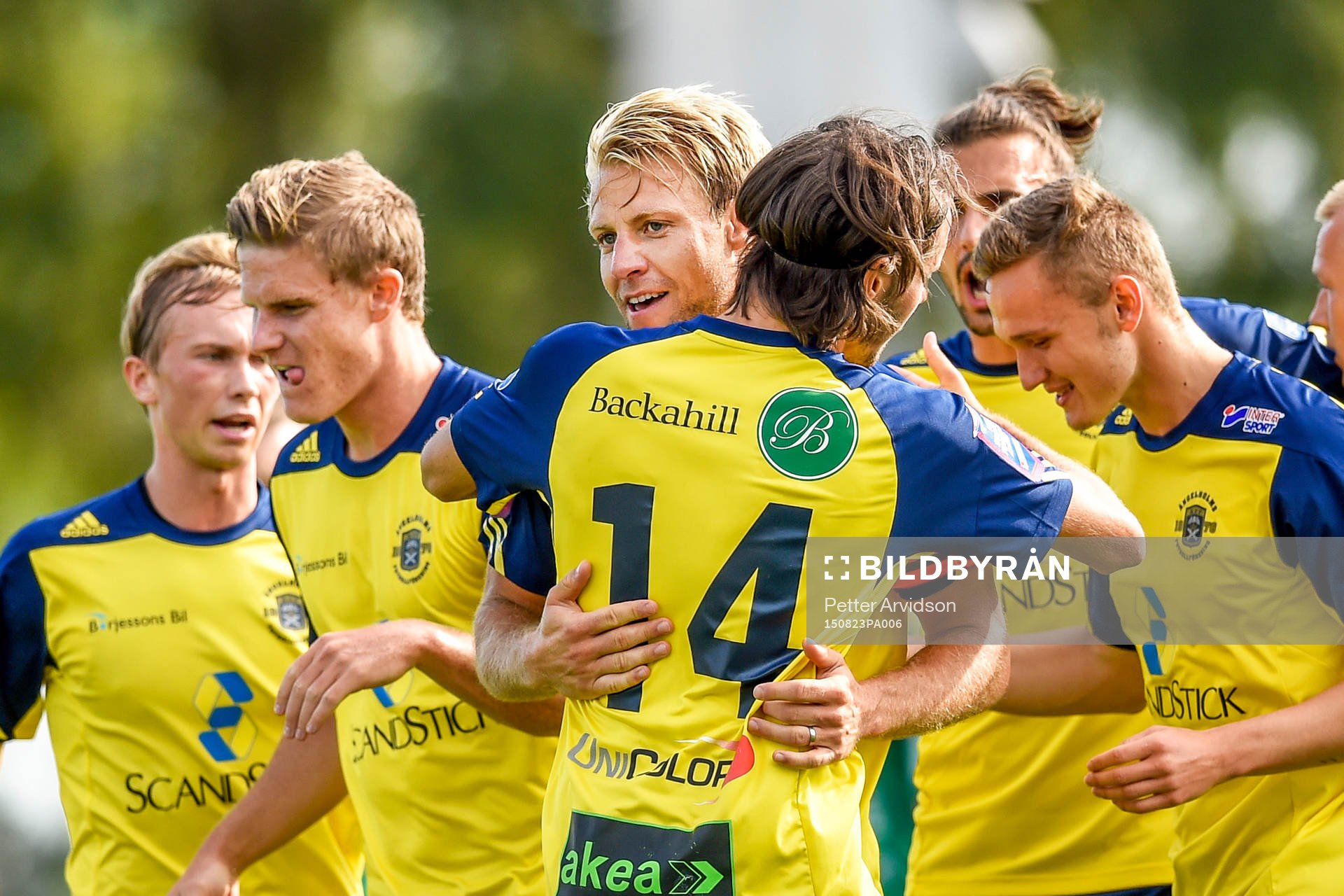 Ängelholms Fredrik Karlsson firar med lagkamraterna