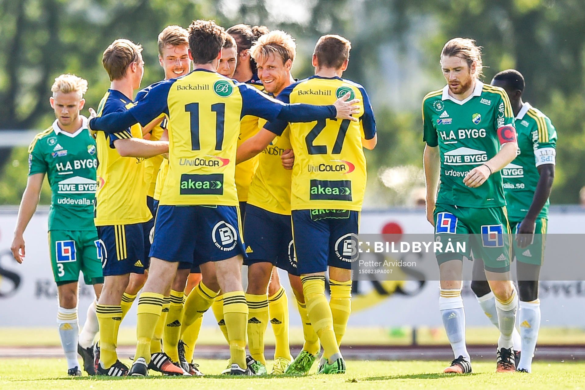 Ängelholms Fredrik Karlsson firar med lagkamraterna