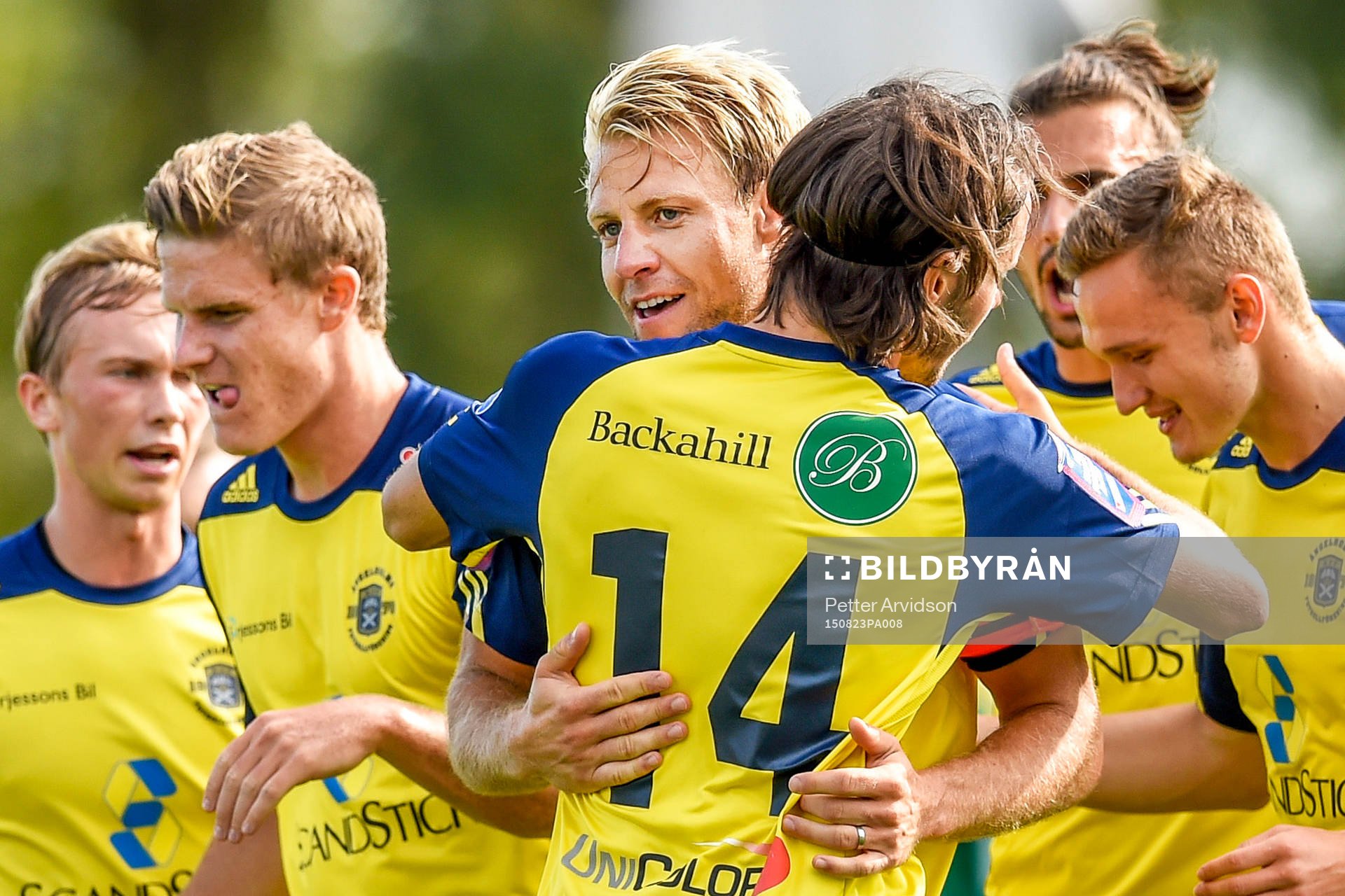 Ängelholms Fredrik Karlsson firar med lagkamraterna