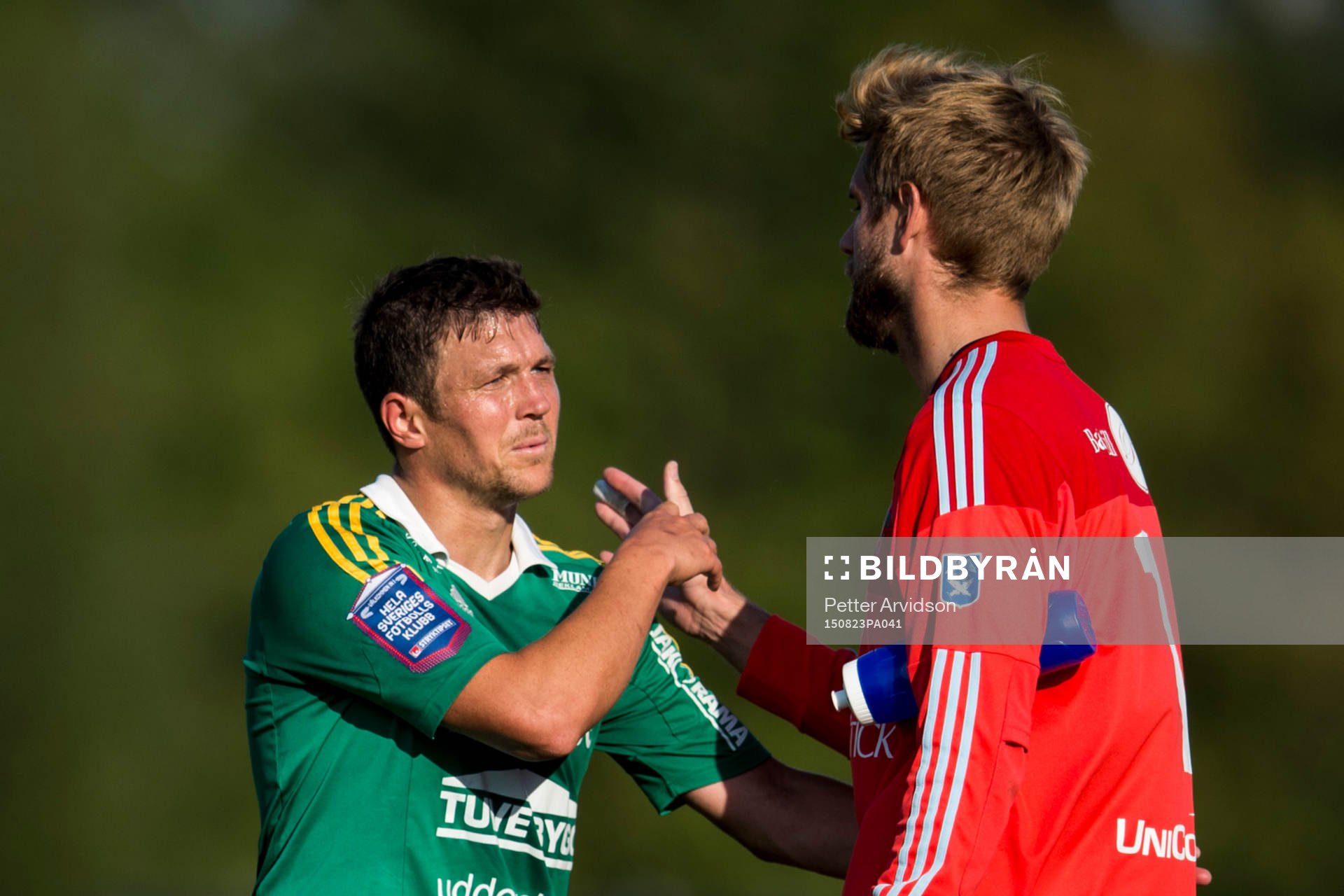 Ljungskiles Hannes Stiller och Ängelholms målvakt Oscar Berglund efter fotbollsmatchen i Superettan mellan Ängelholm och Ljungskile den 23 augusti 2015 i Ängelholm.