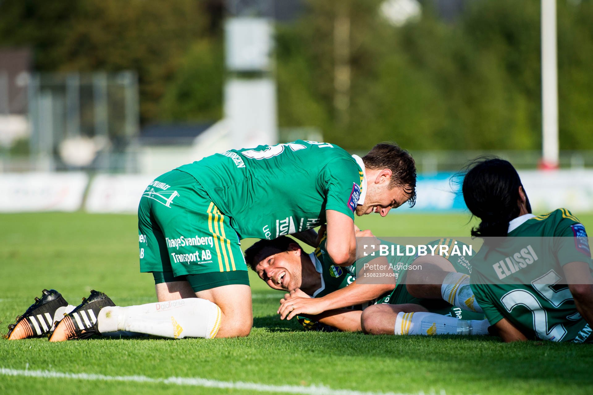 Ljungskiles Hannes Stiller (m) gratuleras av Alexander