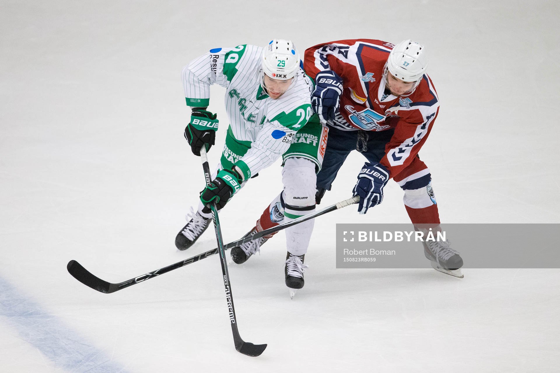 Rögle hockeys Ludvig Rensfeldt och Hamburg Freezers Thomas