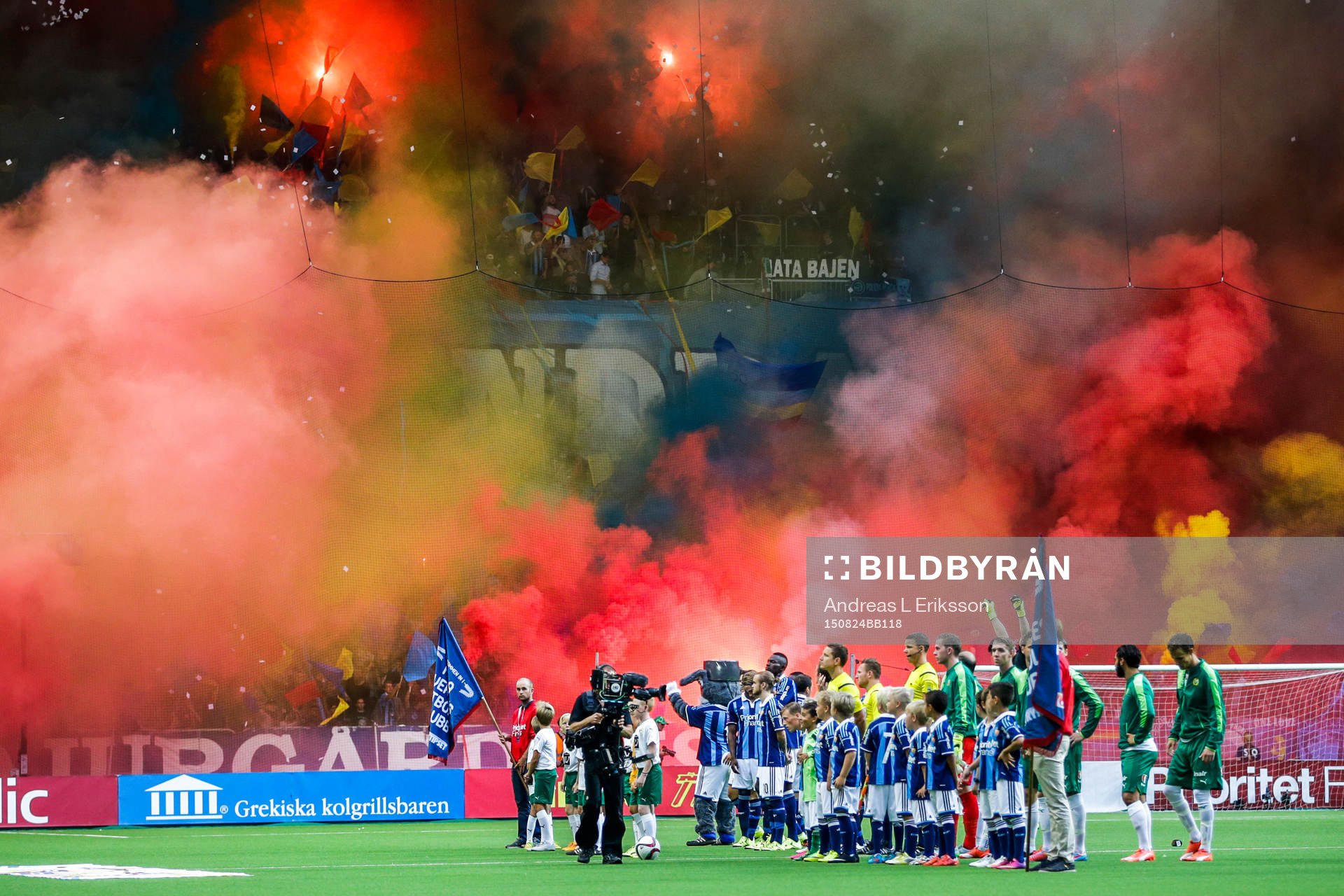 Djurgårdens supportrar med Tifo och bengaleld före
