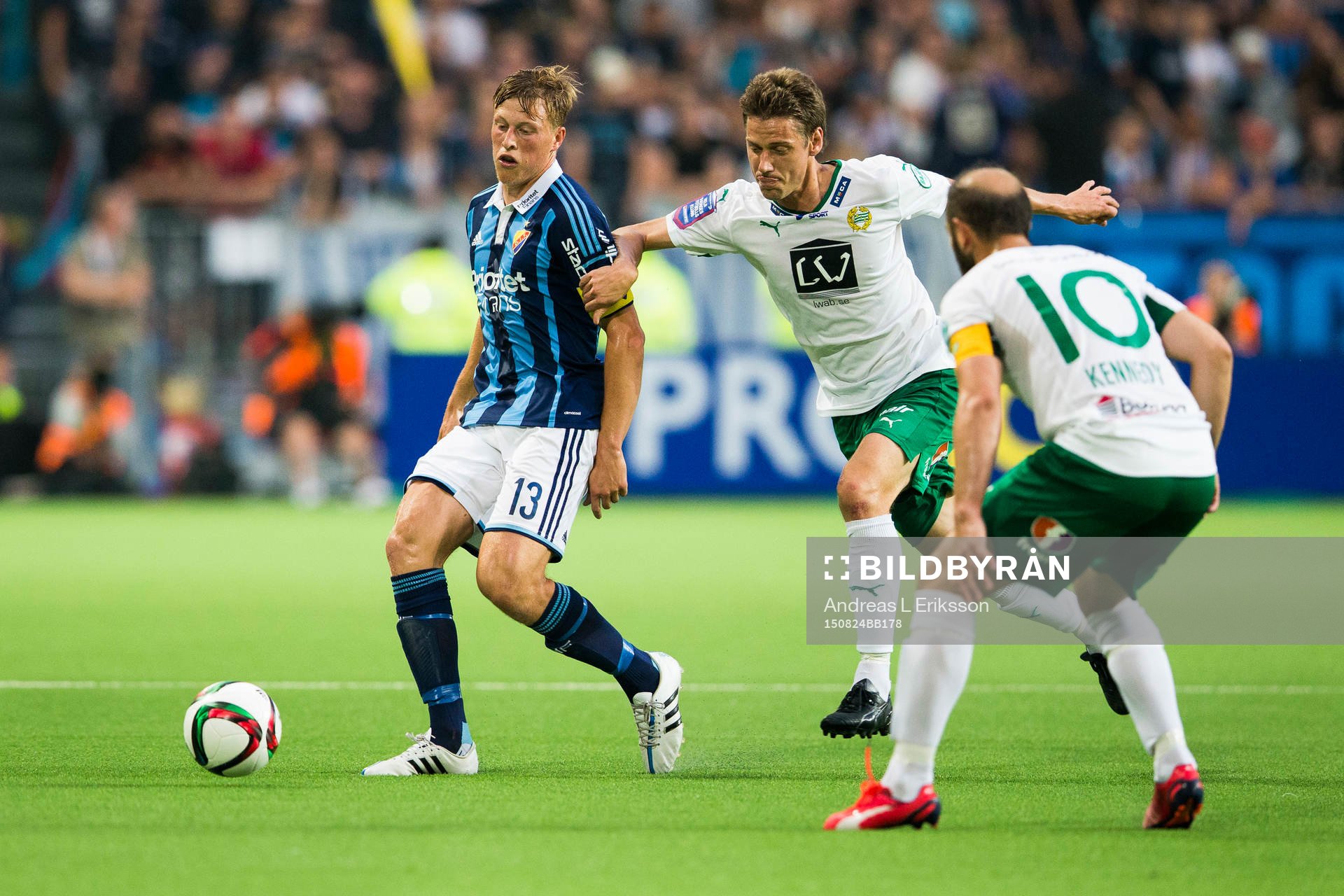Hammarbys Jakob Orlov (h) jagar Djurgårdens Emil Bergström