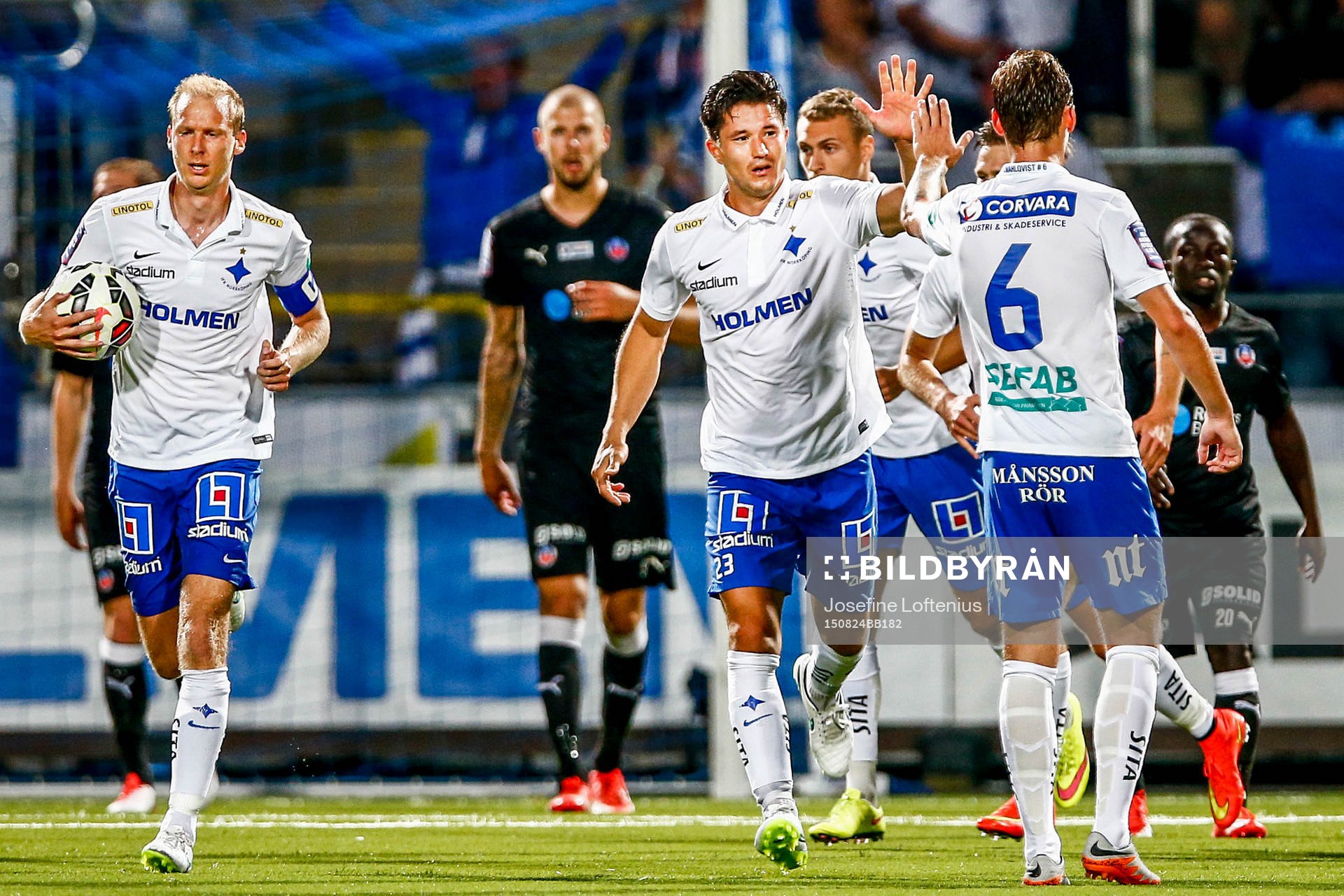 Norrköpings spelare firar kvitteringsmålet 2-2 under fotbollsmatchen i Allsvenskan mellan Norrköping och Helsingborg den 24 augusti 2015 i Norrköping.