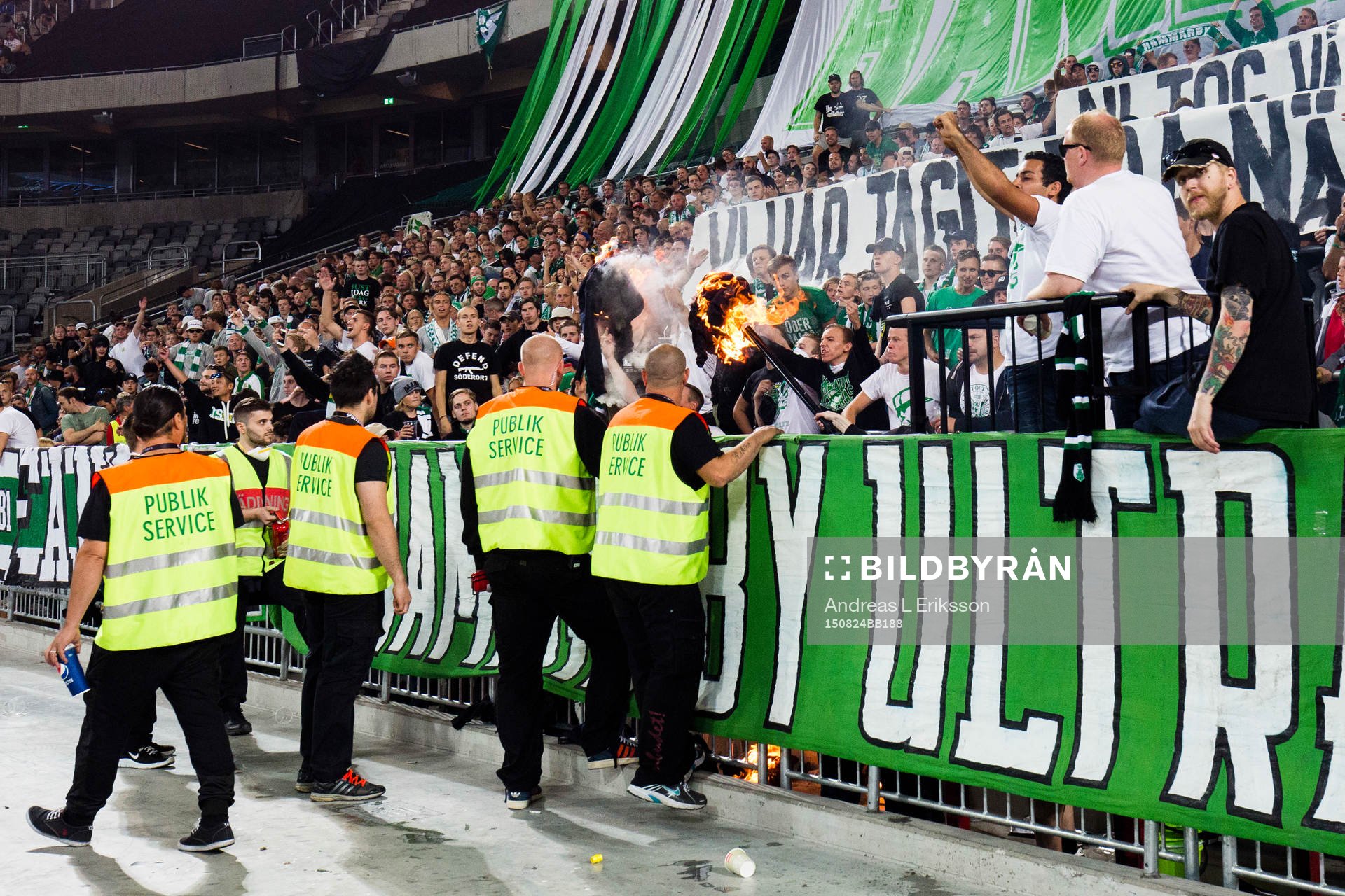 Hammarbys supportrar eldar på läktaren