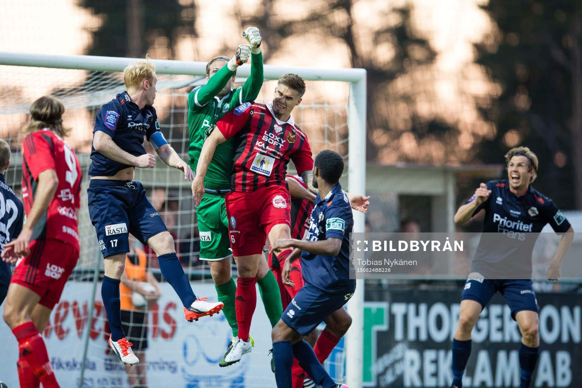 Östersunds Douglas Bergqvist  i luftduell med Utsiktens