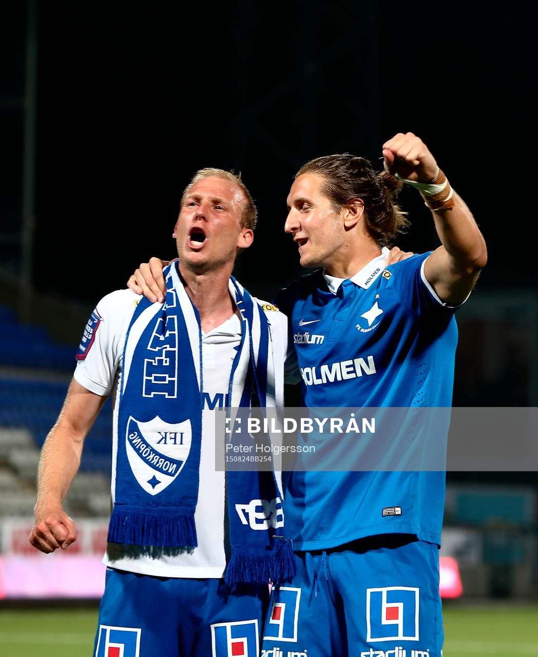 Norrköpings Andreas Johansson och målvakt David Mitov Nilsson jublar under fotbollsmatchen i Allsvenskan mellan Norrköping och Helsingborg den 24 augusti 2015 i Norrköping.