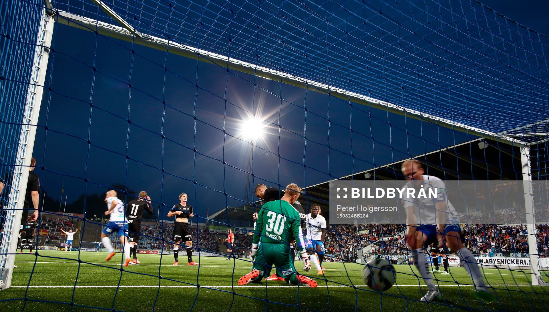 Norrköpings Andreas Johansson hämtar bollen