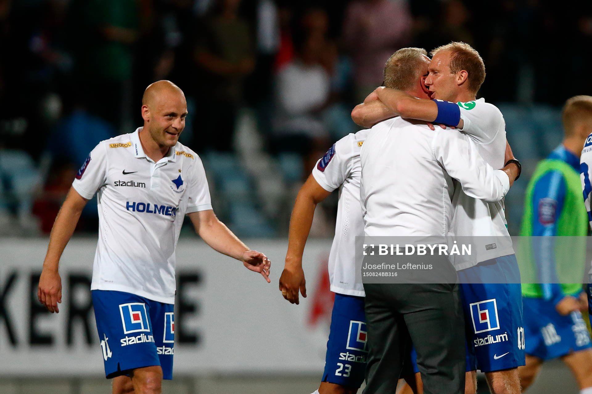 Norrköpings Daniel Sjölund, tränare Jan Andersson och Andreas Johansson firar efter fotbollsmatchen i Allsvenskan mellan Norrköping och Helsingborg den 24 augusti 2015 i Norrköping.