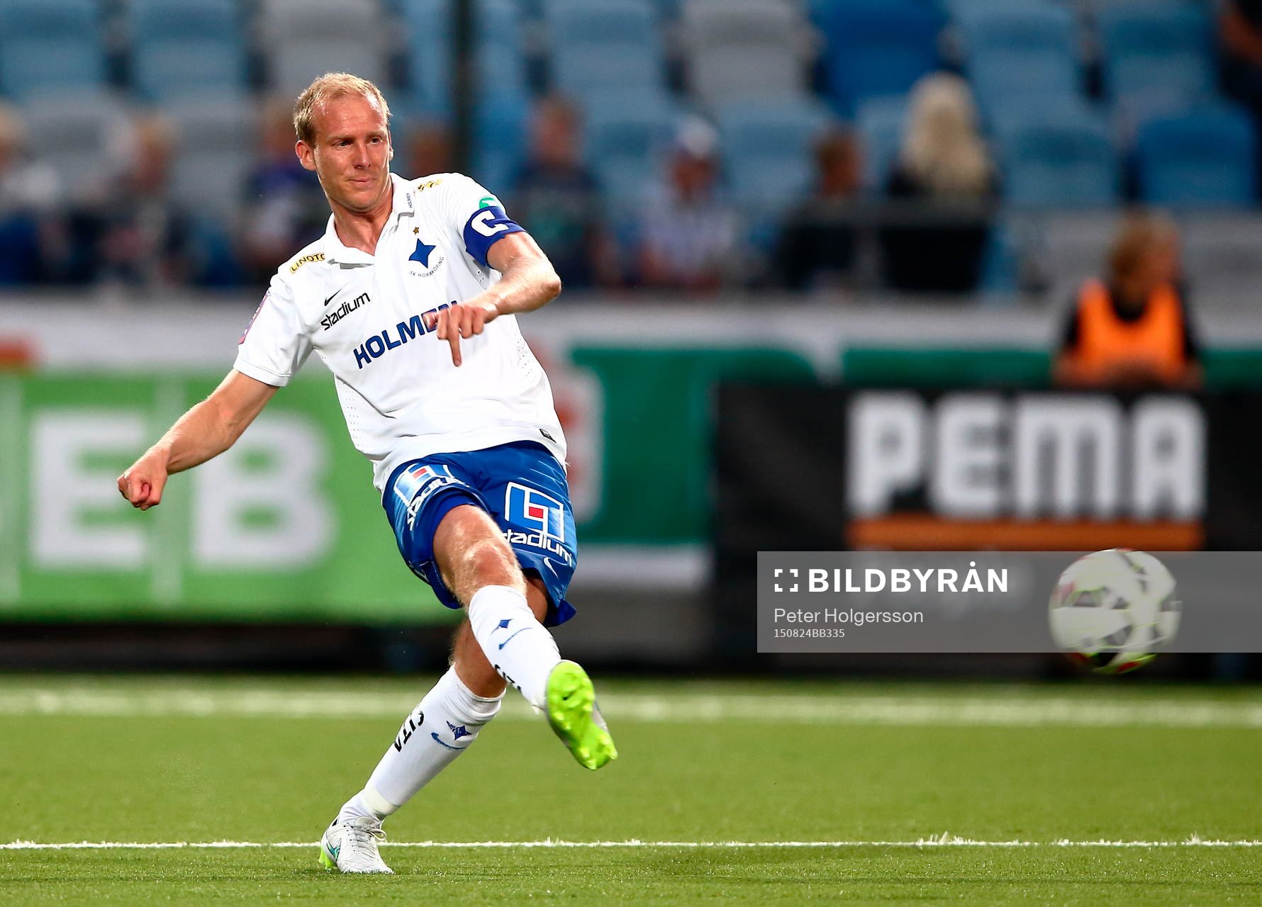 Norrköpings Andreas Johansson slår en bredsida