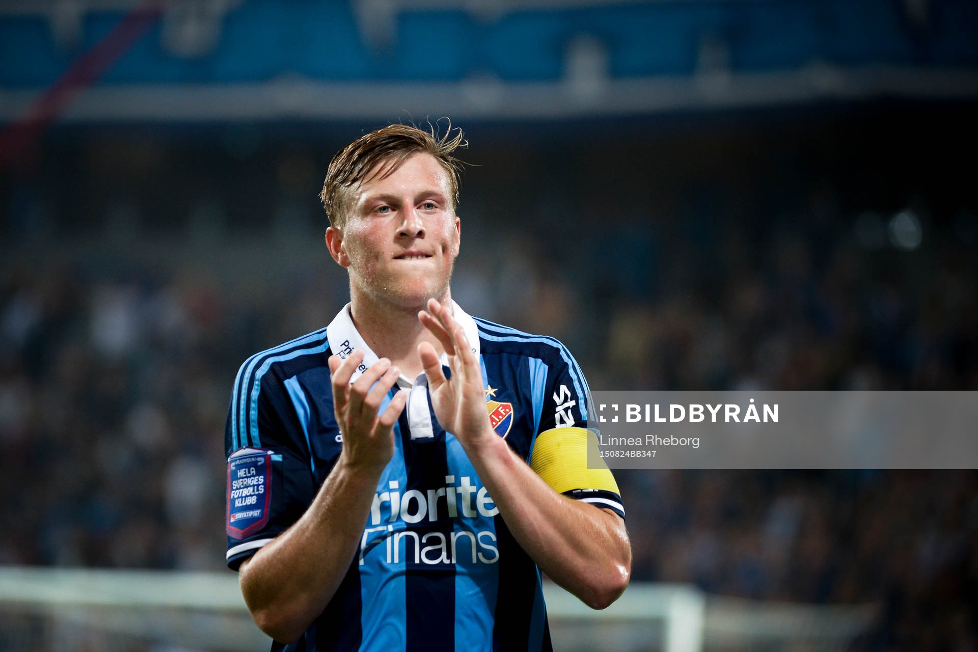 Djurgårdens Emil Bergström tackar publiken efter fotbollsmatchen i Allsvenskan mellan Djurgården och Hammarby den 24 augusti 2015 i Stockholm.